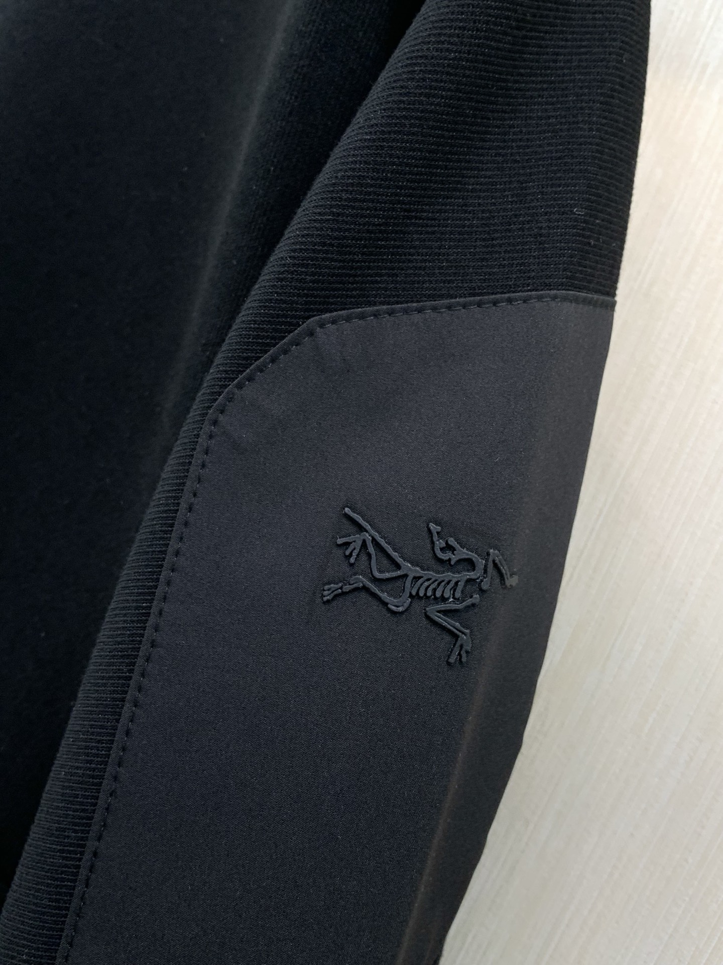 ，ARCTERYX 始祖鸟，2026秋季AW新品，时尚休闲立领外套，专柜同步有售，原单狠货，进口原版面料，工艺极度复杂，