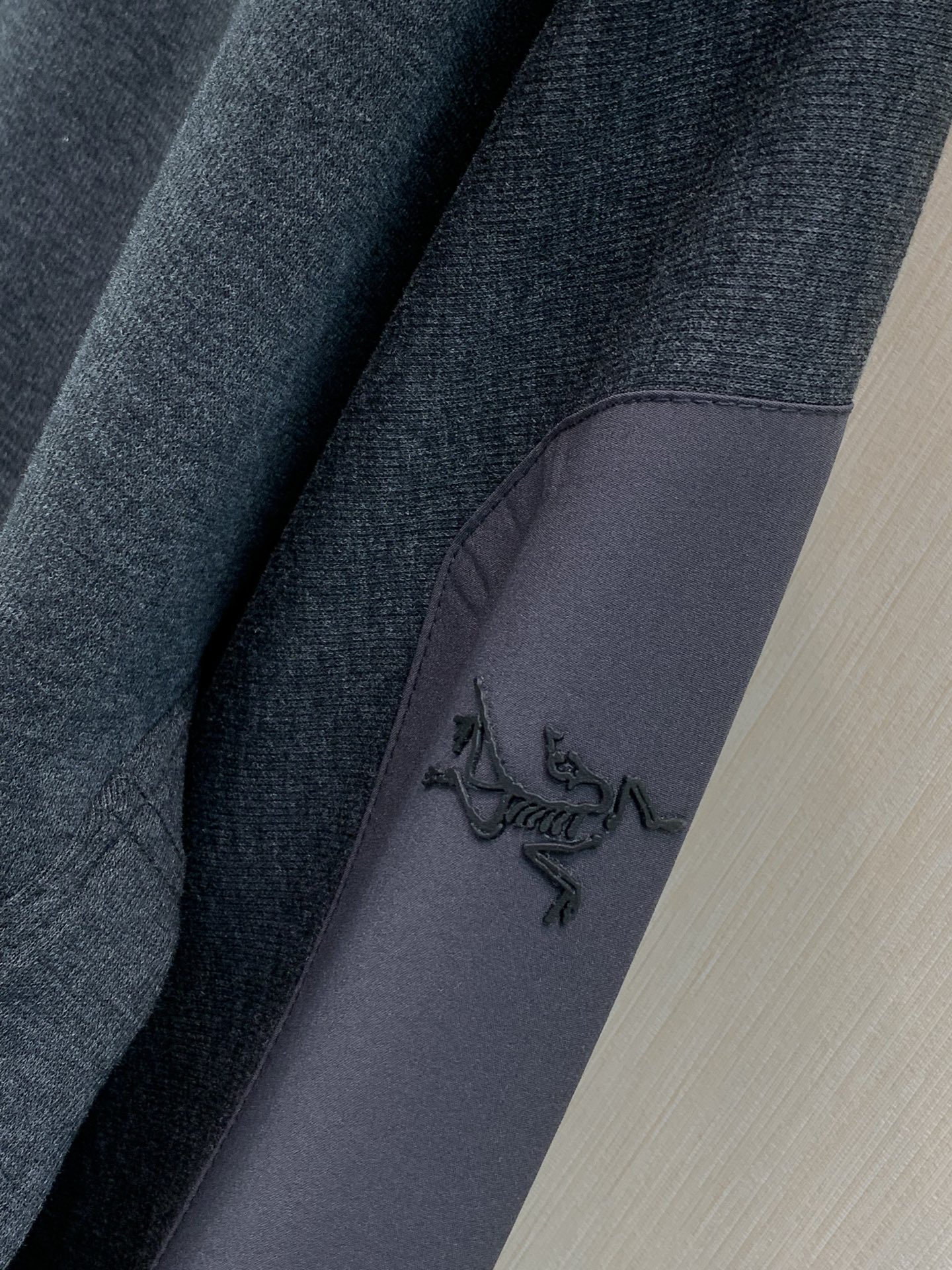 ，ARCTERYX 始祖鸟，2026秋季AW新品，时尚休闲立领外套，专柜同步有售，原单狠货，进口原版面料，工艺极度复杂，