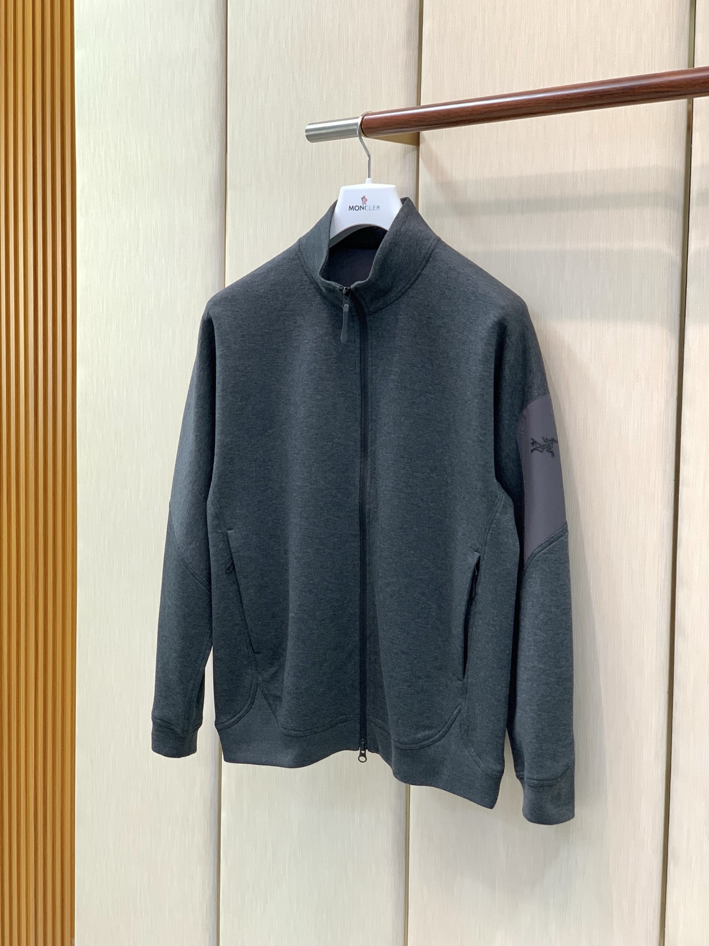 ，ARCTERYX 始祖鸟，2026秋季AW新品，时尚休闲立领外套，专柜同步有售，原单狠货，进口原版面料，工艺极度复杂，