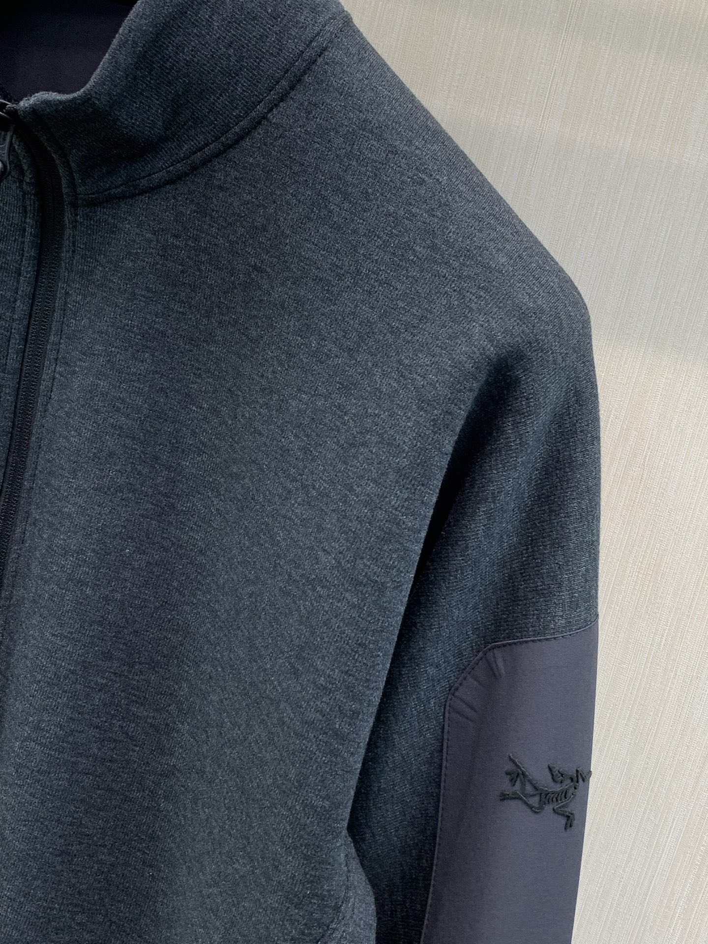 ，ARCTERYX 始祖鸟，2026秋季AW新品，时尚休闲立领外套，专柜同步有售，原单狠货，进口原版面料，工艺极度复杂，