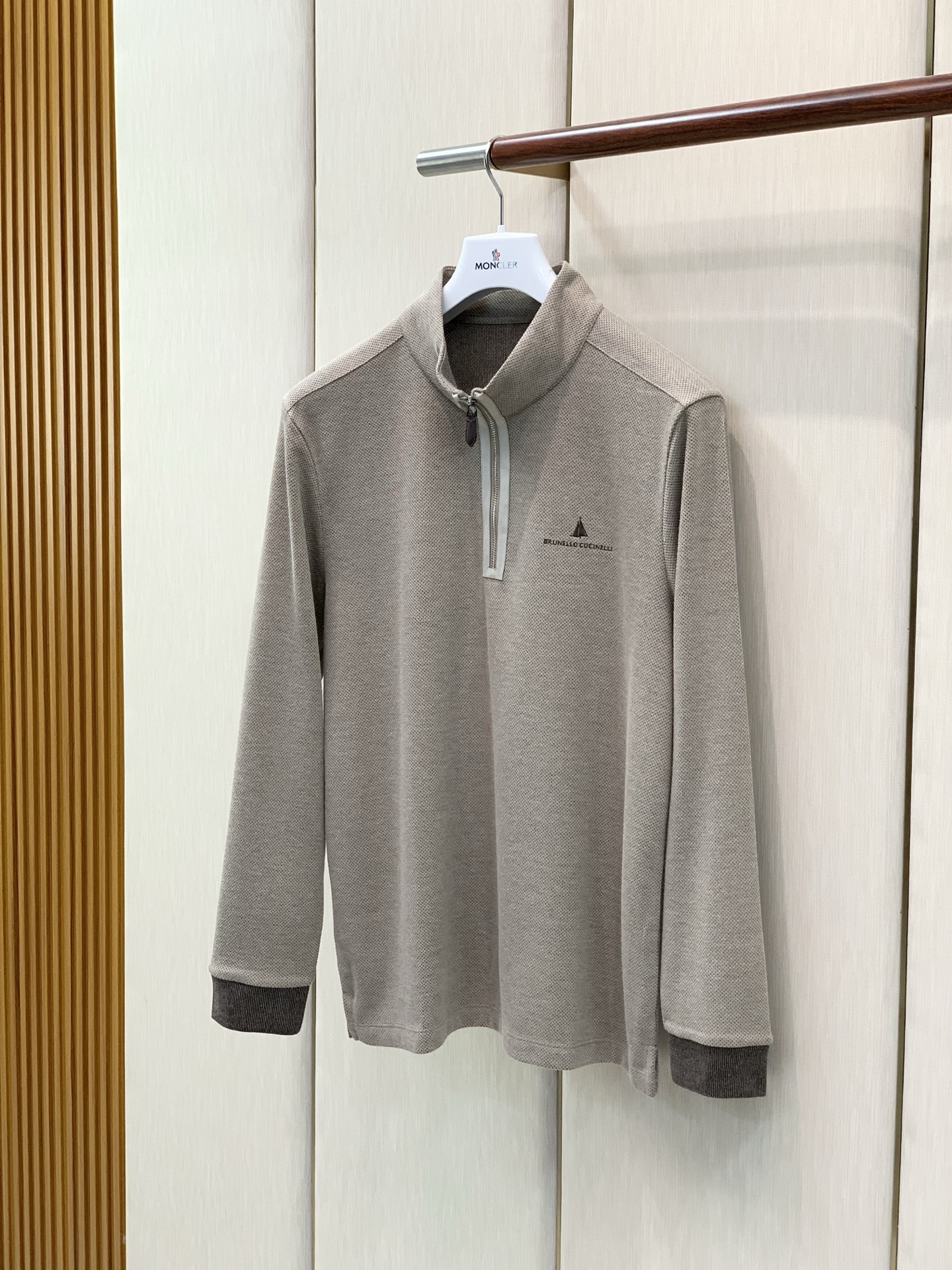 ，BRUNELLO CUCINELLI 意大利神狮，2026早秋最新品，专柜同步有售，原单狠货，时尚休闲立领卫衣，采用进