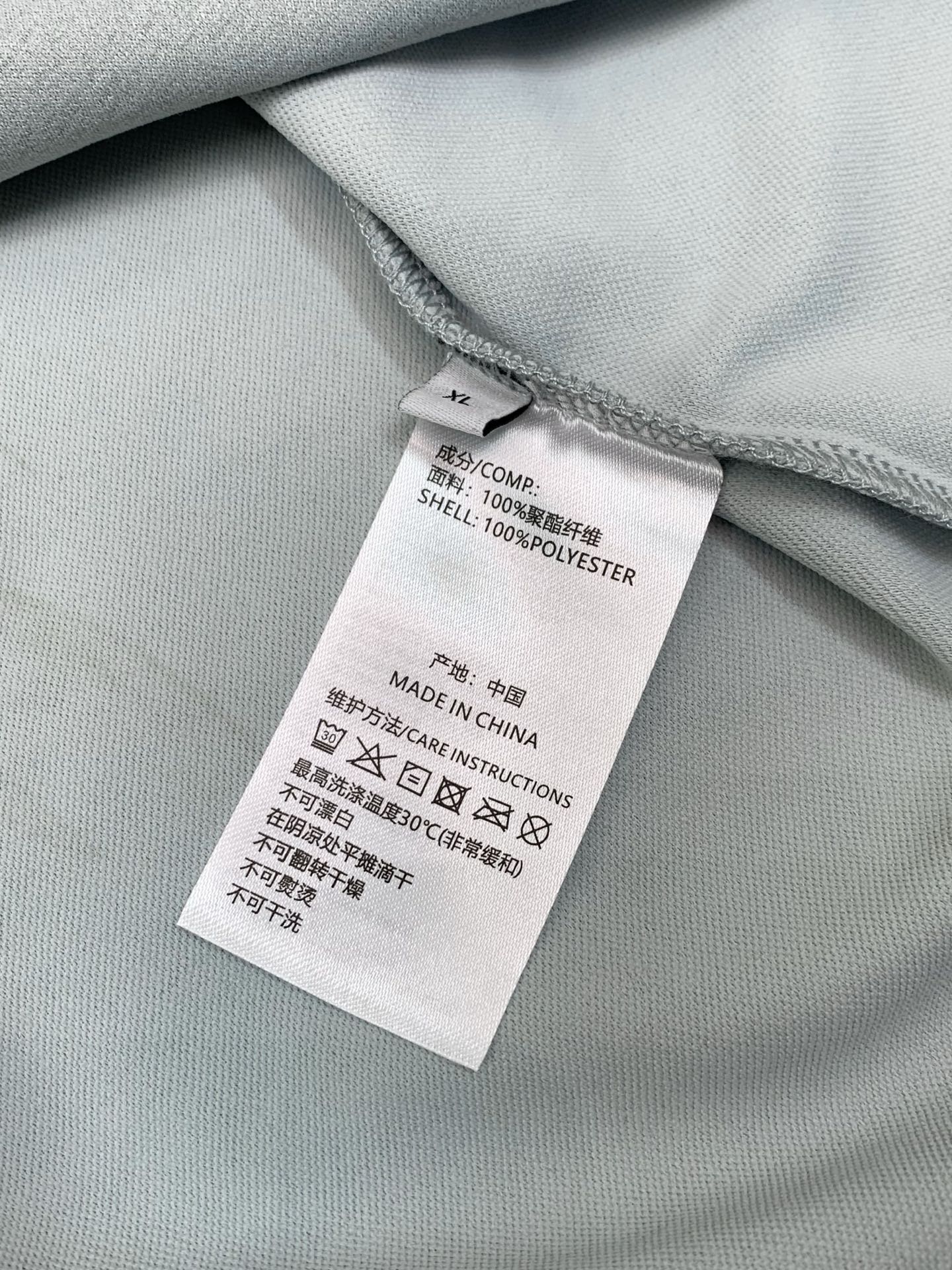 ，DESCENTE 迪桑特，2026早秋新款，时尚休闲圆领长袖T恤，专柜同步有售，原单狠货，顶级印花工艺字母图案装饰lo