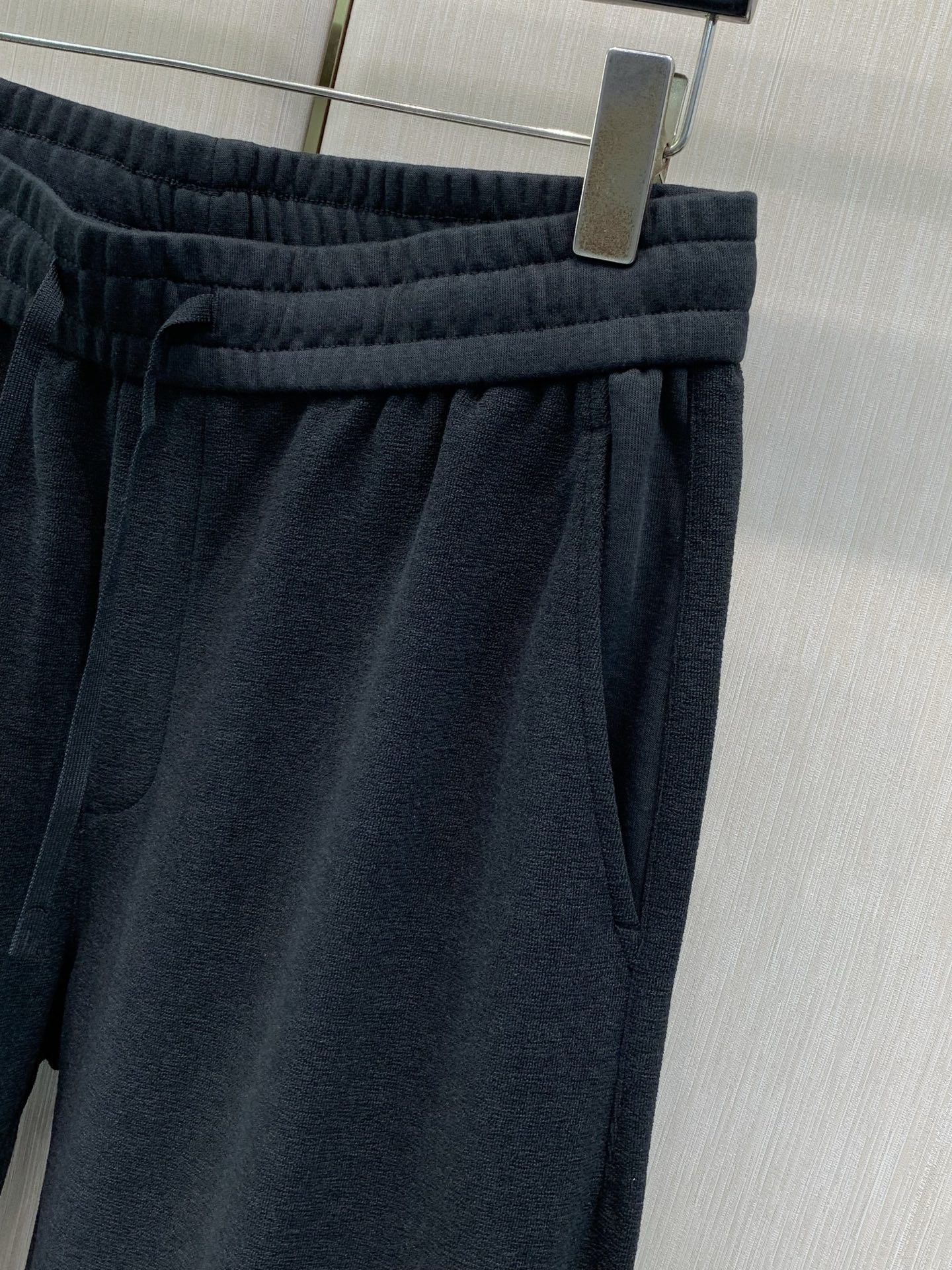 ，Loewe罗意威，2026秋季新品，专柜同步有售，原单狠货，时尚休闲裤，采用进口原版面料，顶级刺绣🪡工艺字母图案log
