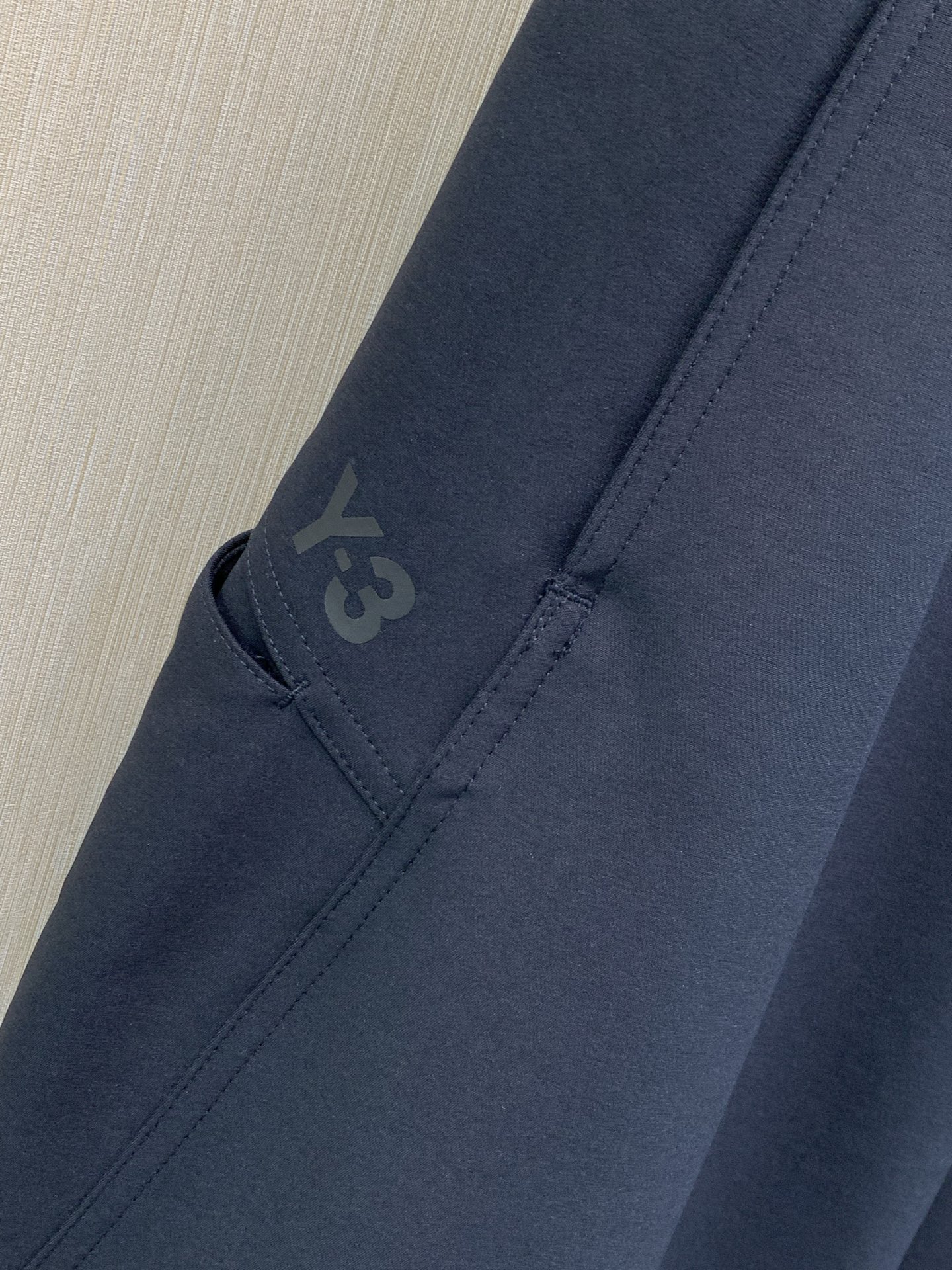 ，Y-3 山本耀司，2026早秋最新品，专柜同步有售，原单狠货，时尚休闲裤，进口原版面料，舒适度极佳，经典Y3字母log