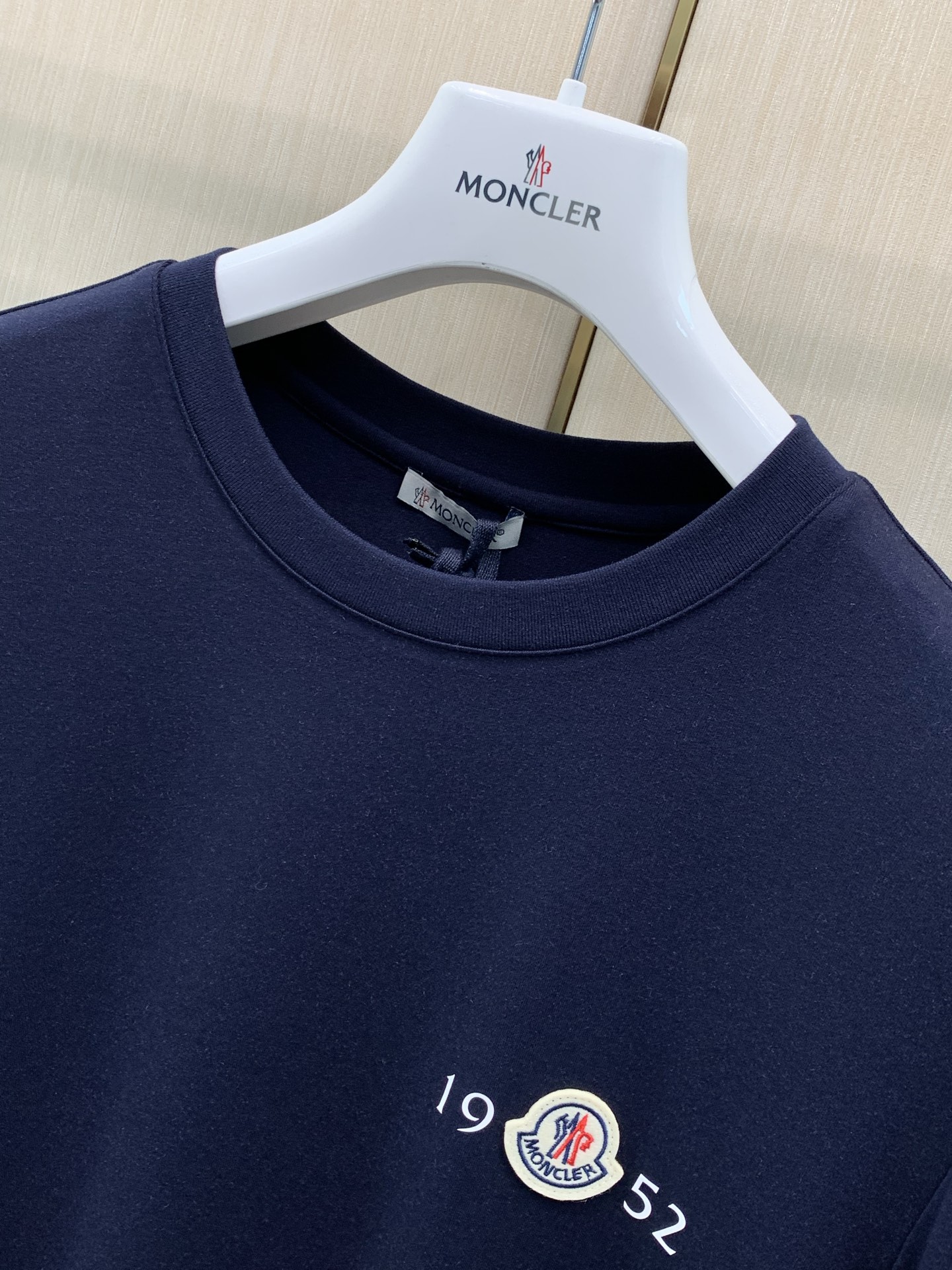 ，Moncler 蒙口，2026早秋最新品，专柜同步有售，原单狠货，时尚休闲圆领长袖T恤，上身舒适！吸睛而有亮点，采用进