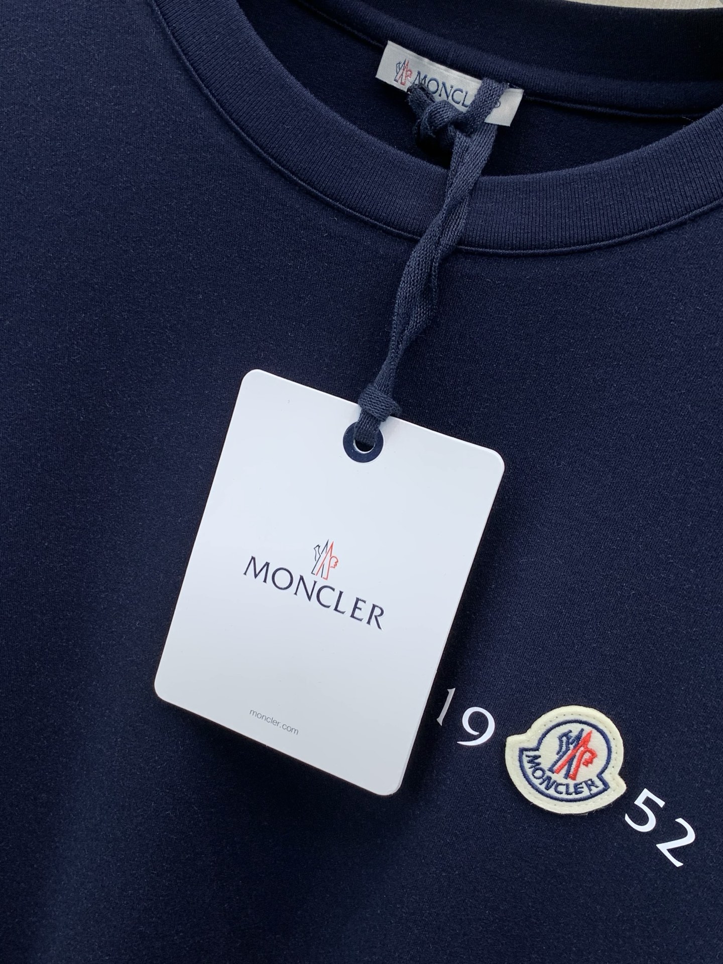 ，Moncler 蒙口，2026早秋最新品，专柜同步有售，原单狠货，时尚休闲圆领长袖T恤，上身舒适！吸睛而有亮点，采用进