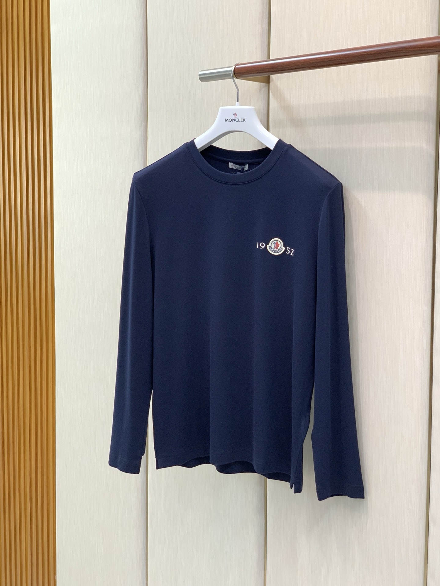,Moncler 蒙口,2026早秋最新品,专柜同步有售,原单狠货,时尚休闲圆领长袖T恤,上身舒适!吸睛而有亮点,采用进 ,Moncler 蒙口,2026早秋最新品,专柜同步有售,原单狠货,时尚休闲圆领长袖T恤,上身舒适!吸睛而有亮点,采用进