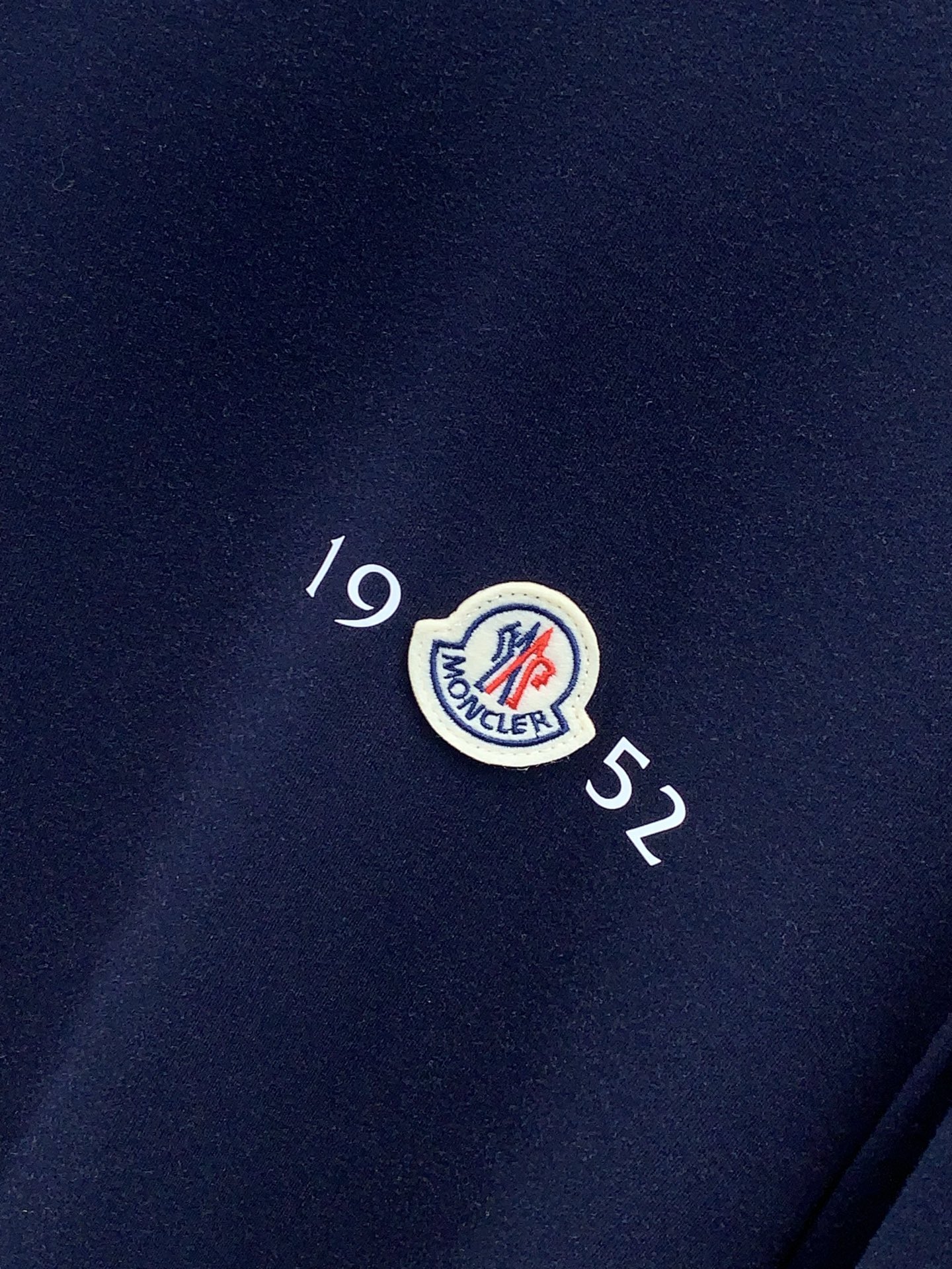 ，Moncler 蒙口，2026早秋最新品，专柜同步有售，原单狠货，时尚休闲圆领长袖T恤，上身舒适！吸睛而有亮点，采用进
