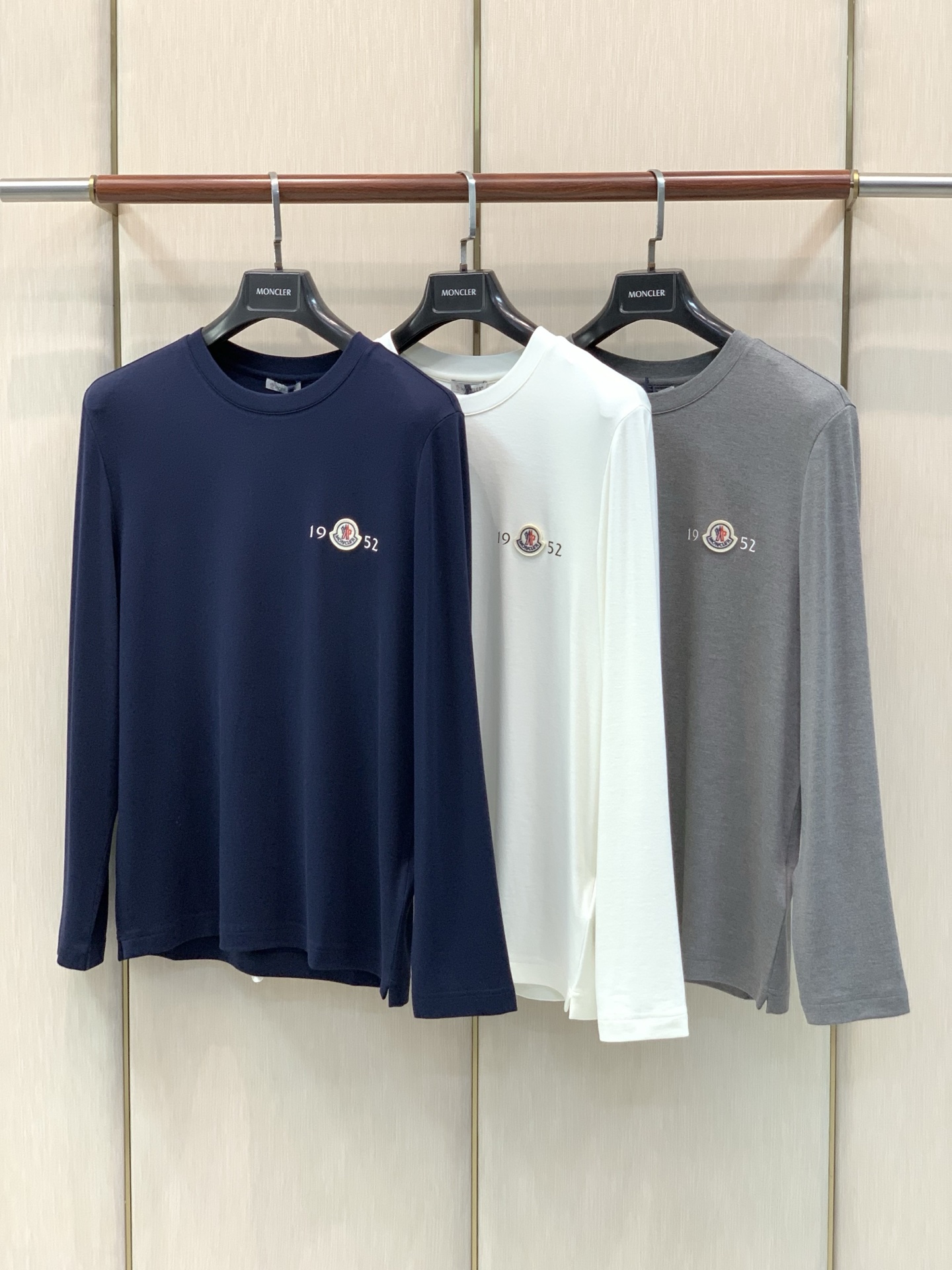 ，Moncler 蒙口，2026早秋最新品，专柜同步有售，原单狠货，时尚休闲圆领长袖T恤，上身舒适！吸睛而有亮点，采用进