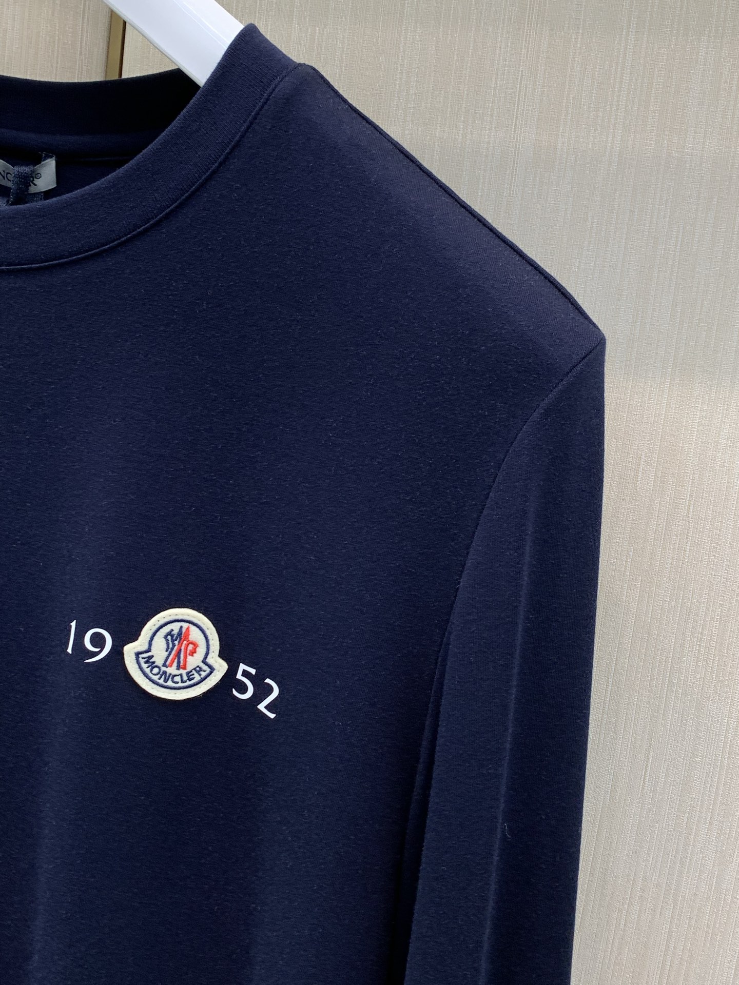，Moncler 蒙口，2026早秋最新品，专柜同步有售，原单狠货，时尚休闲圆领长袖T恤，上身舒适！吸睛而有亮点，采用进