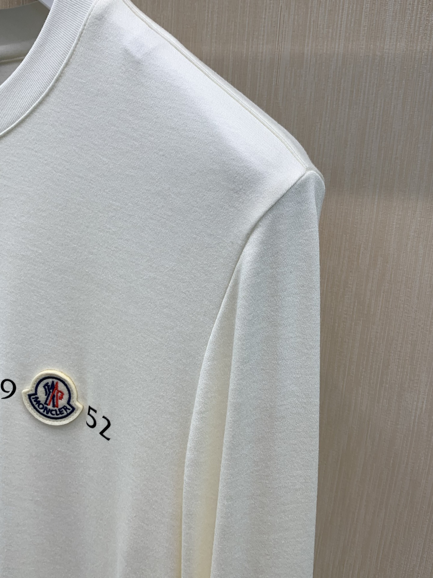 ，Moncler 蒙口，2026早秋最新品，专柜同步有售，原单狠货，时尚休闲圆领长袖T恤，上身舒适！吸睛而有亮点，采用进
