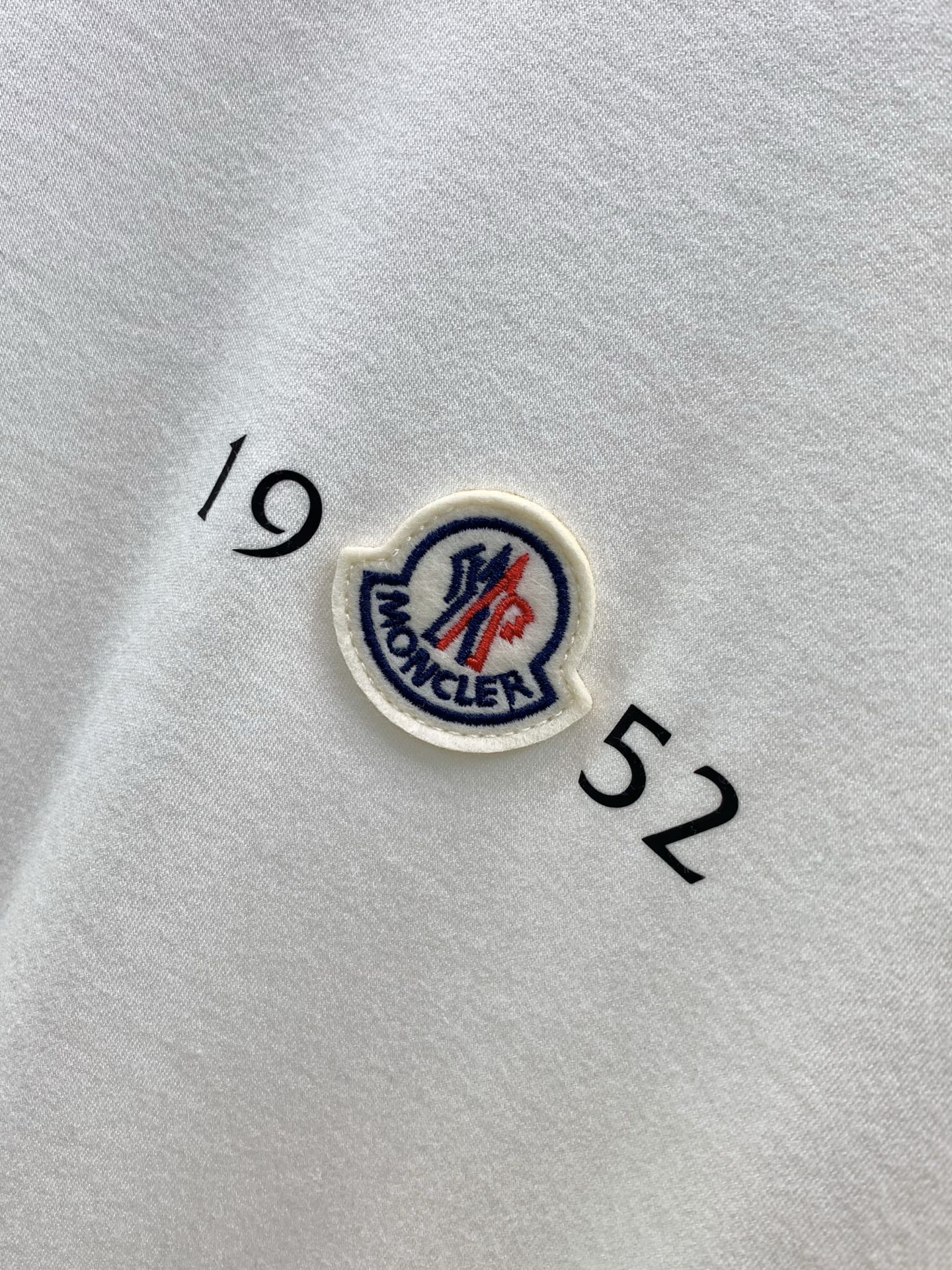 ，Moncler 蒙口，2026早秋最新品，专柜同步有售，原单狠货，时尚休闲圆领长袖T恤，上身舒适！吸睛而有亮点，采用进