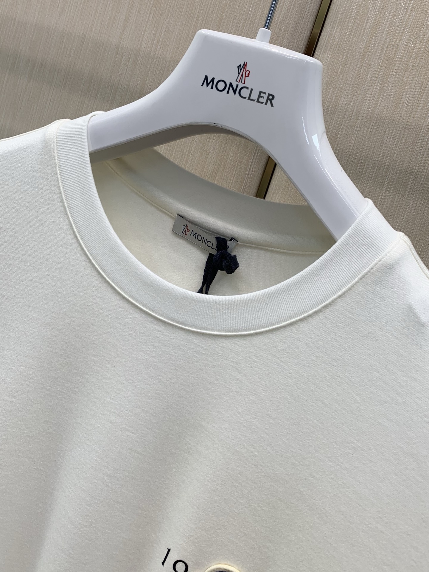 ，Moncler 蒙口，2026早秋最新品，专柜同步有售，原单狠货，时尚休闲圆领长袖T恤，上身舒适！吸睛而有亮点，采用进