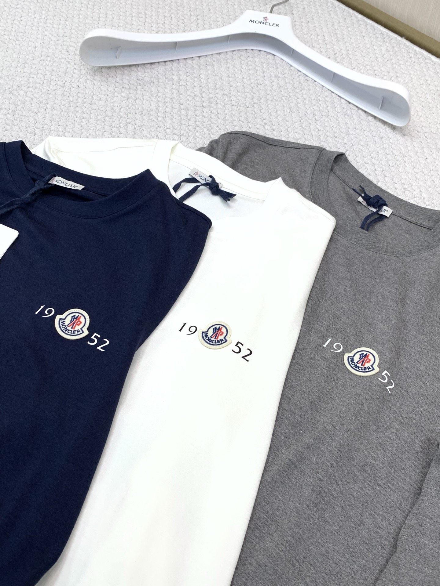 ，Moncler 蒙口，2026早秋最新品，专柜同步有售，原单狠货，时尚休闲圆领长袖T恤，上身舒适！吸睛而有亮点，采用进