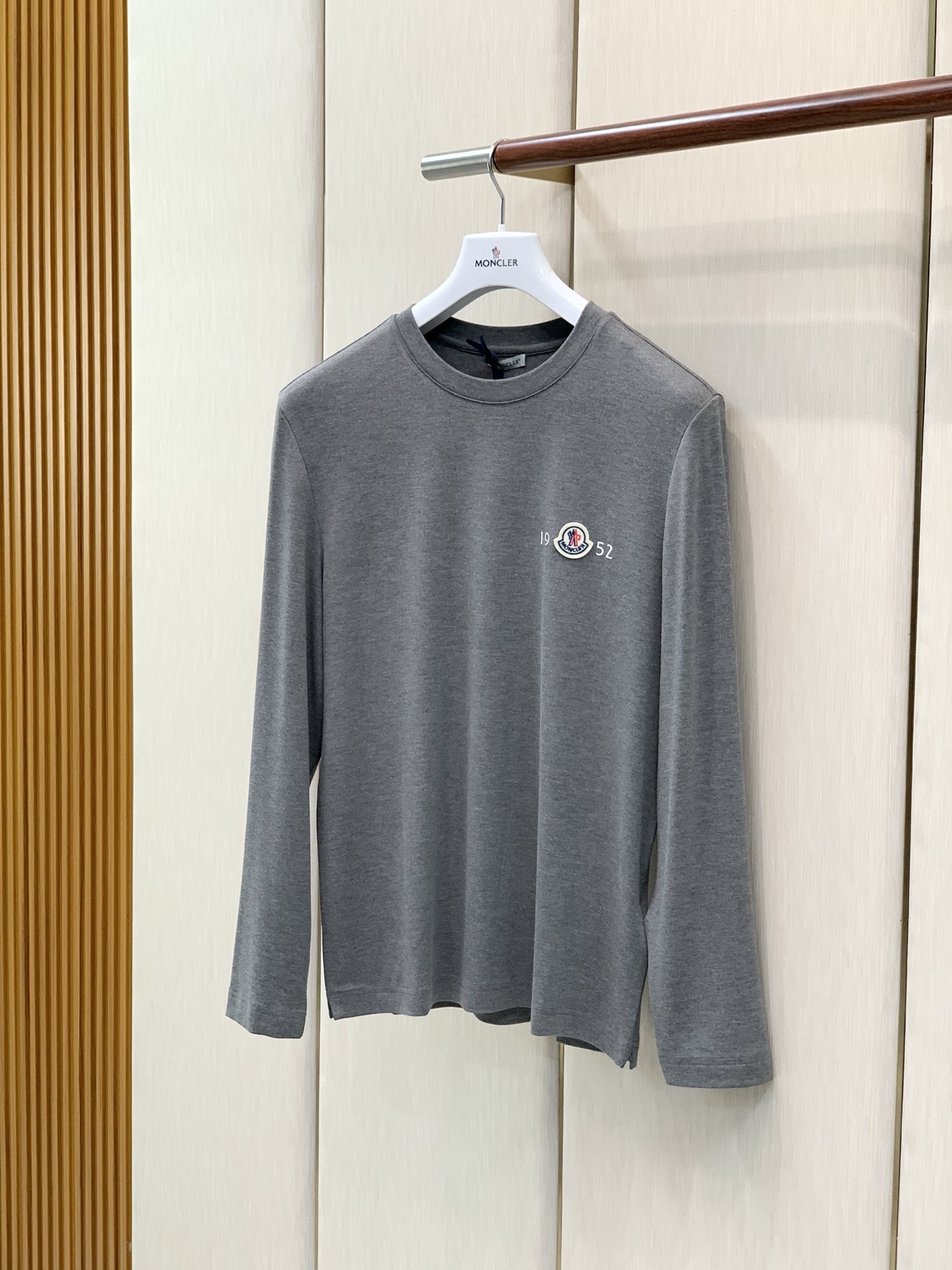 ,Moncler 蒙口,2026早秋最新品,专柜同步有售,原单狠货,时尚休闲圆领长袖T恤,上身舒适!吸睛而有亮点,采用进 ,Moncler 蒙口,2026早秋最新品,专柜同步有售,原单狠货,时尚休闲圆领长袖T恤,上身舒适!吸睛而有亮点,采用进