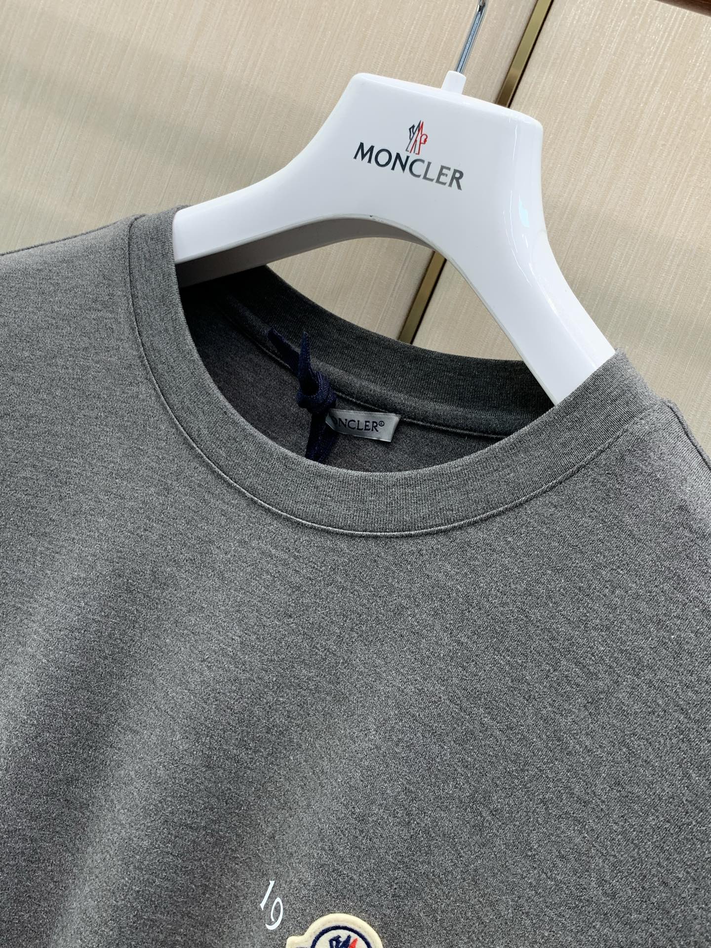 ，Moncler 蒙口，2026早秋最新品，专柜同步有售，原单狠货，时尚休闲圆领长袖T恤，上身舒适！吸睛而有亮点，采用进