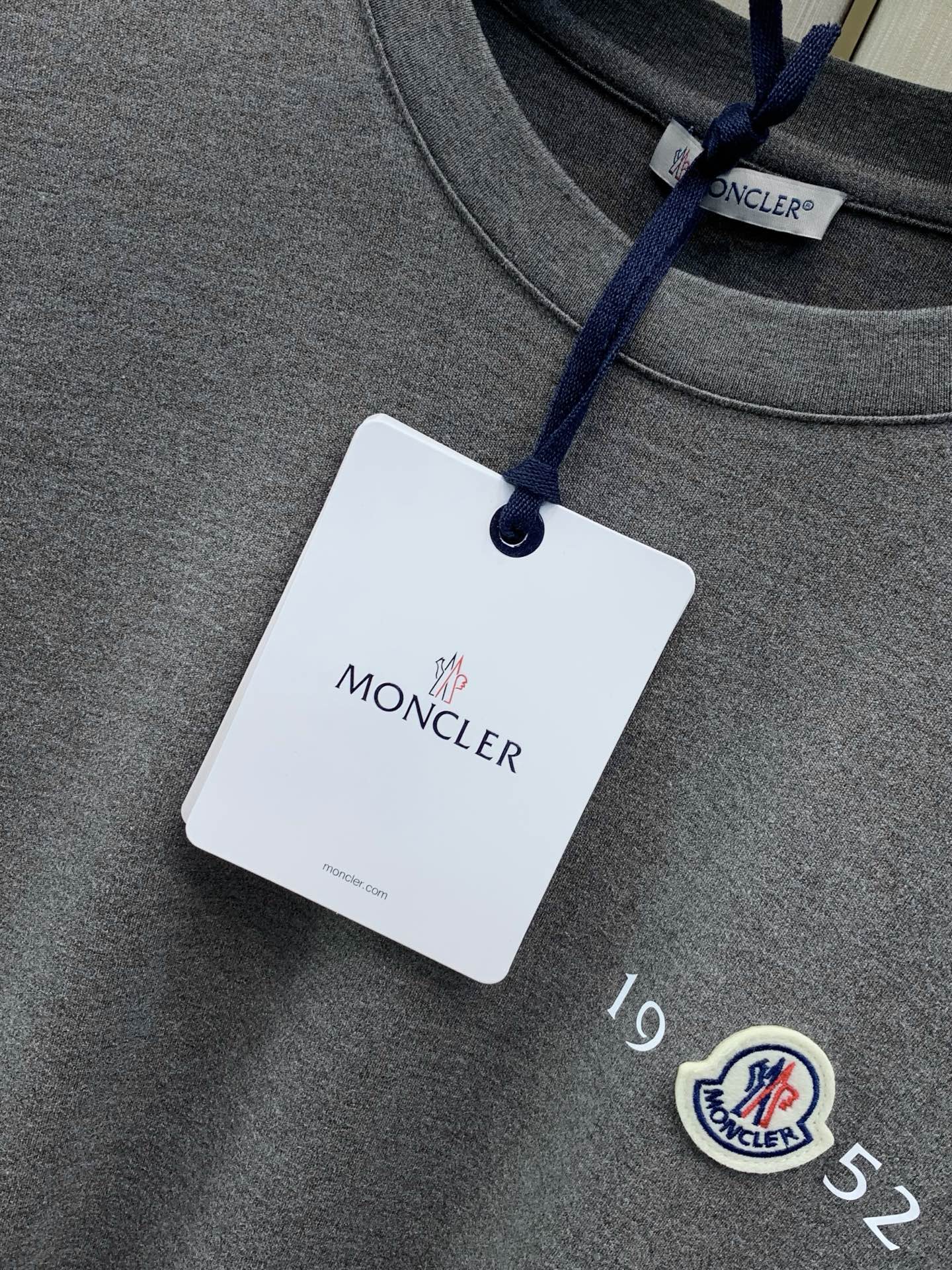 ，Moncler 蒙口，2026早秋最新品，专柜同步有售，原单狠货，时尚休闲圆领长袖T恤，上身舒适！吸睛而有亮点，采用进