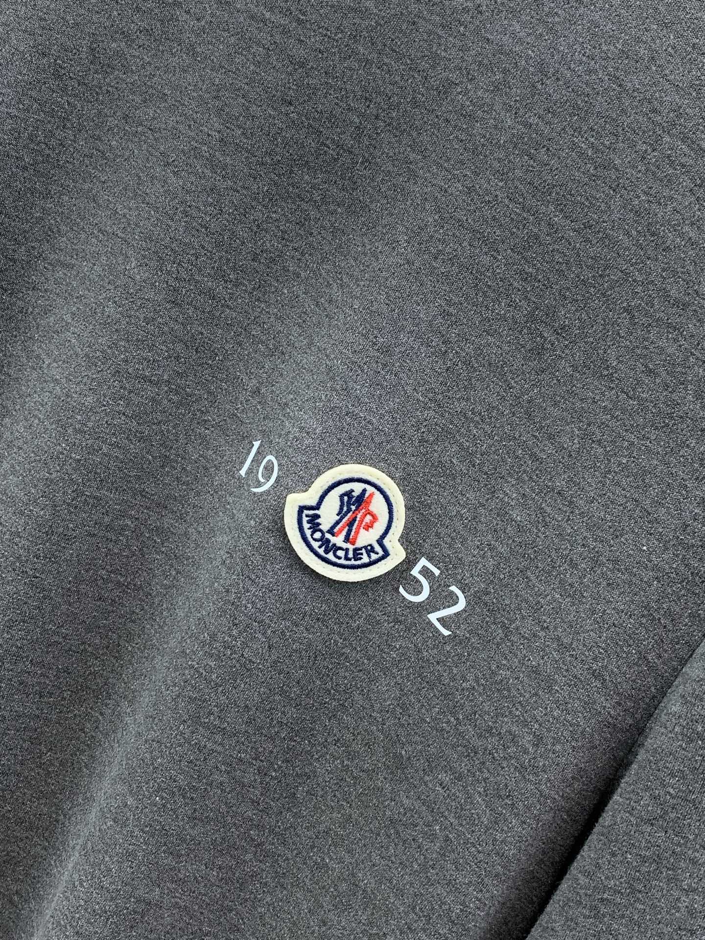 ，Moncler 蒙口，2026早秋最新品，专柜同步有售，原单狠货，时尚休闲圆领长袖T恤，上身舒适！吸睛而有亮点，采用进