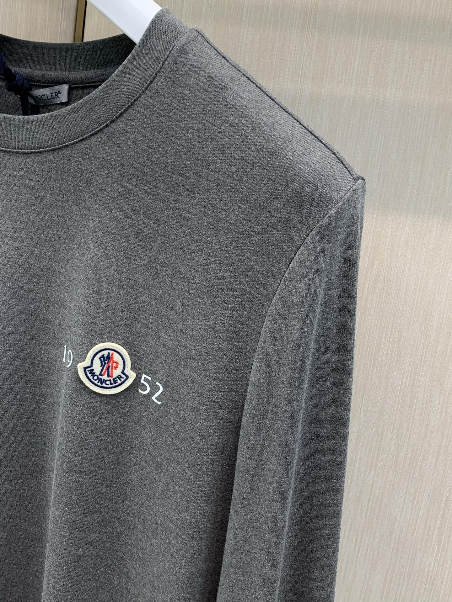 ，Moncler 蒙口，2026早秋最新品，专柜同步有售，原单狠货，时尚休闲圆领长袖T恤，上身舒适！吸睛而有亮点，采用进