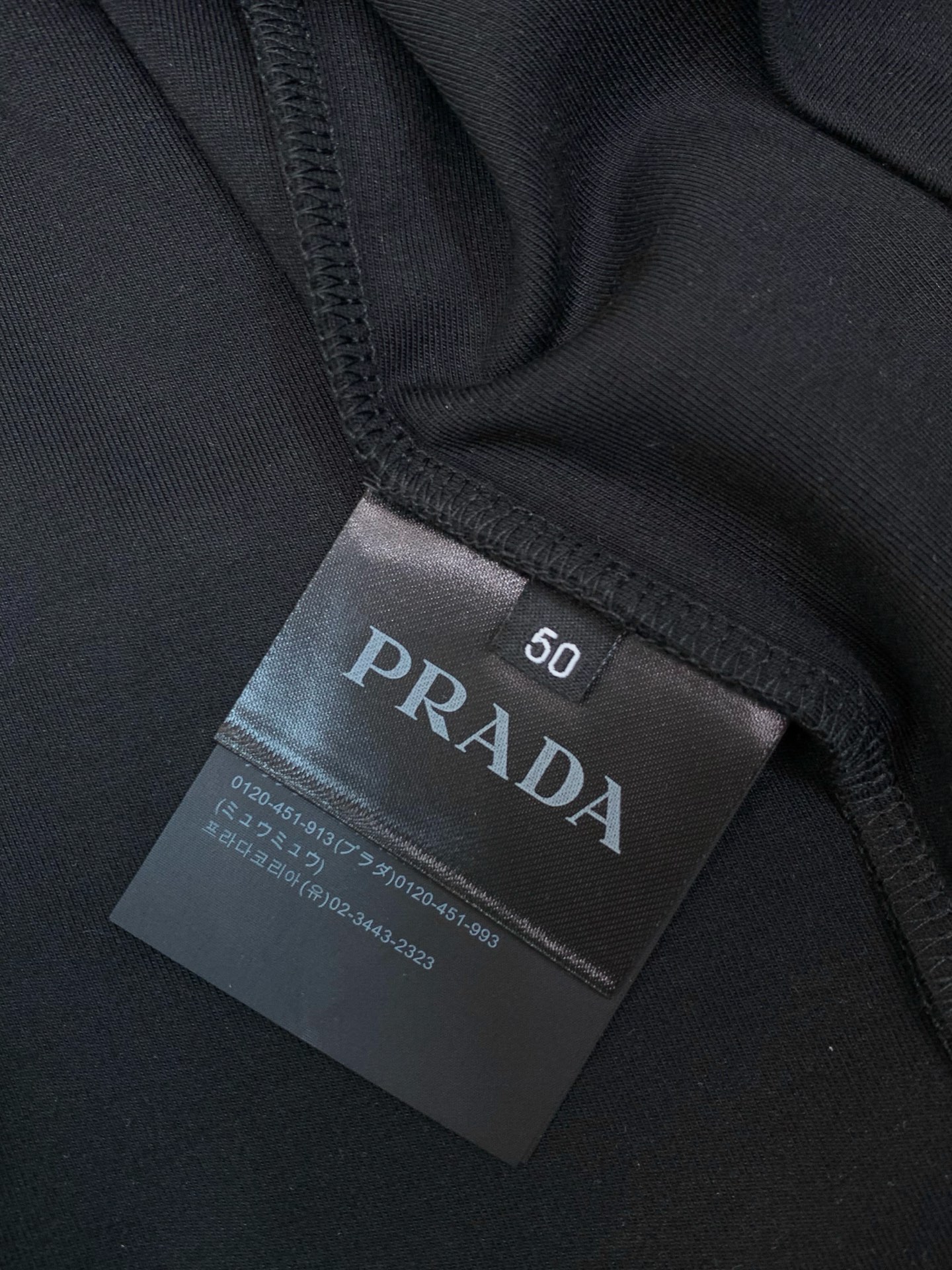 ，PRADA 普拉达，2026早秋最新品，专柜同步有售，时尚休闲圆领长袖T恤，进口原版面料，做工极为复杂，唯一可以做代购