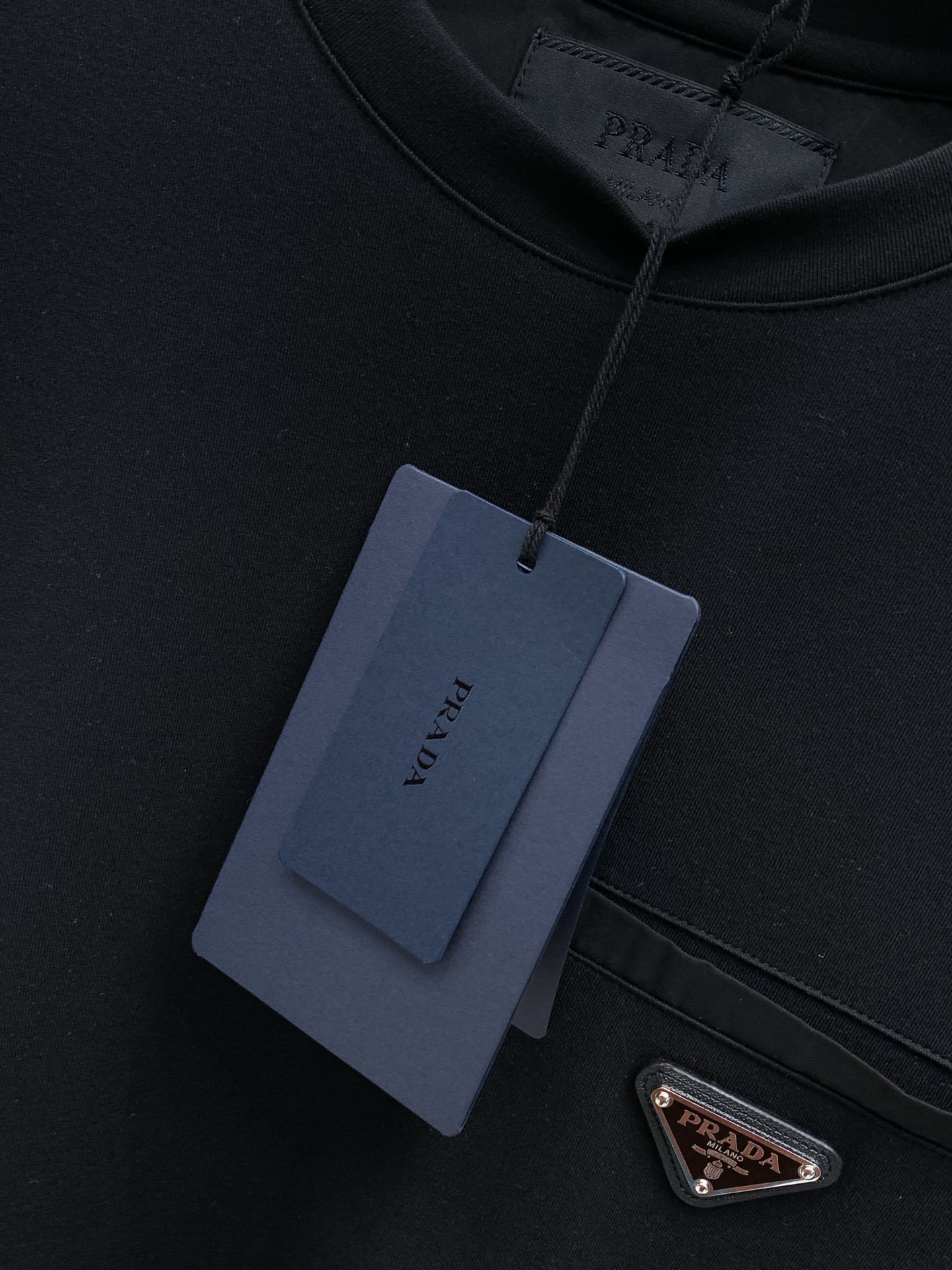 ，PRADA 普拉达，2026早秋最新品，专柜同步有售，时尚休闲圆领长袖T恤，进口原版面料，做工极为复杂，唯一可以做代购