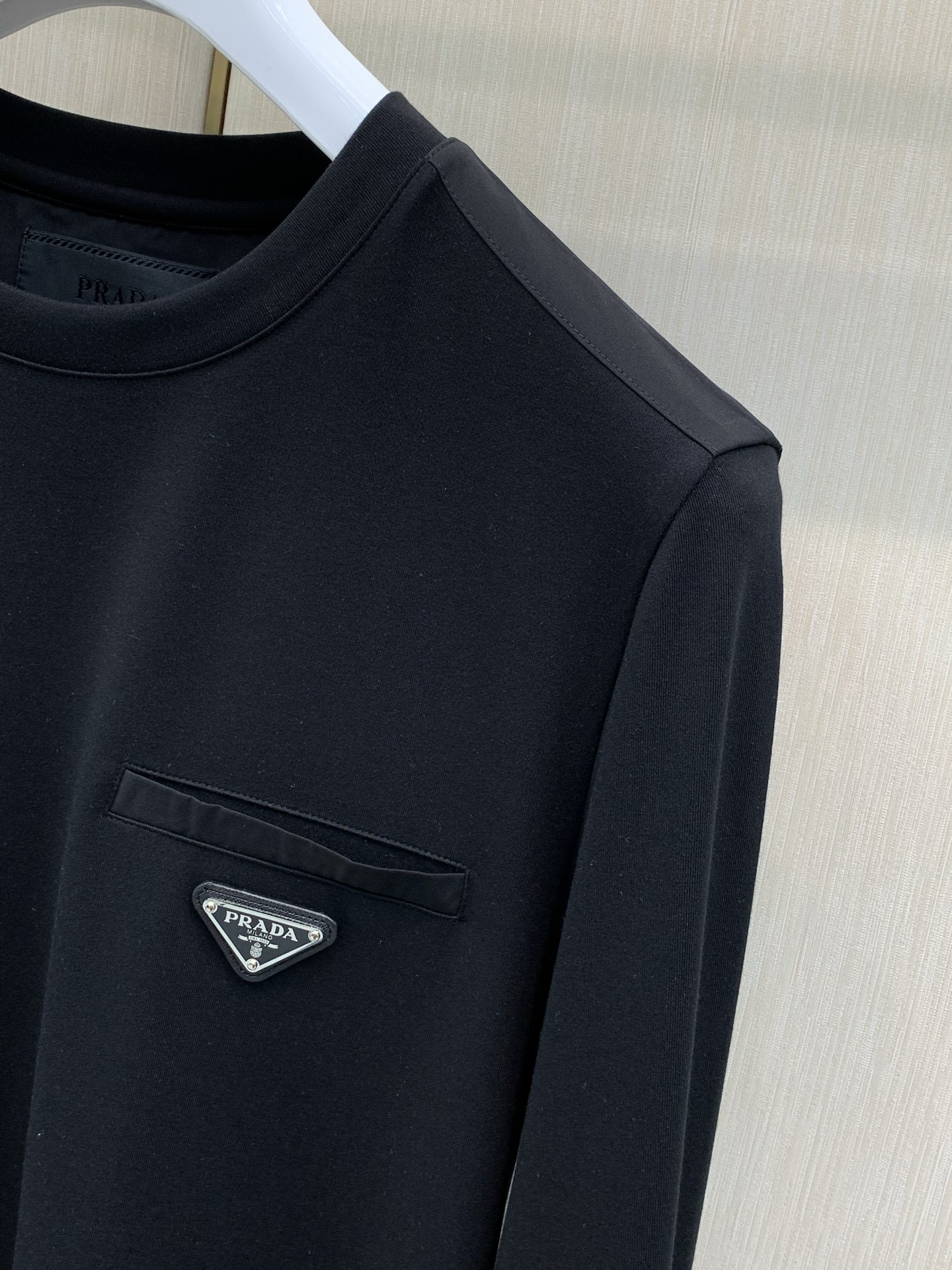 ，PRADA 普拉达，2026早秋最新品，专柜同步有售，时尚休闲圆领长袖T恤，进口原版面料，做工极为复杂，唯一可以做代购