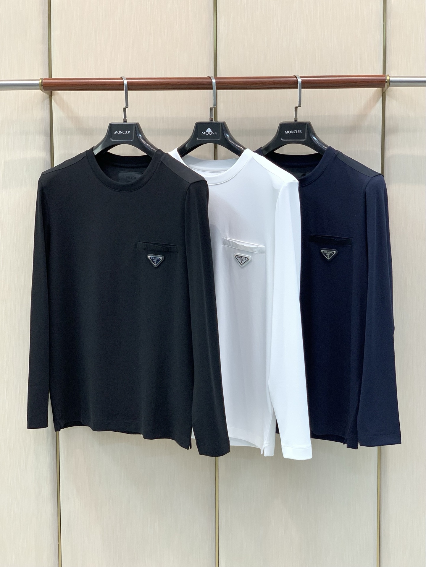 ，PRADA 普拉达，2026早秋最新品，专柜同步有售，时尚休闲圆领长袖T恤，进口原版面料，做工极为复杂，唯一可以做代购
