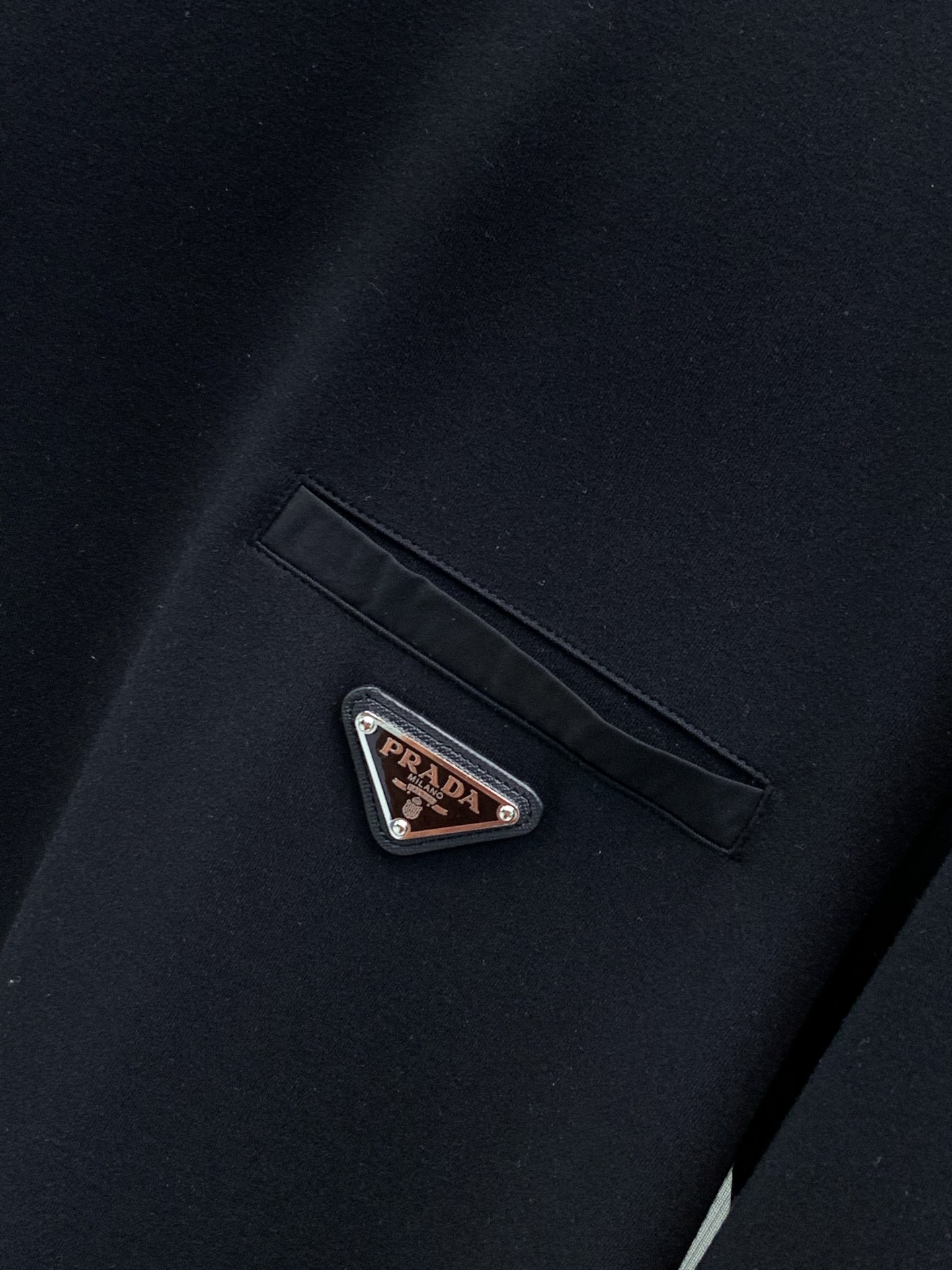 ，PRADA 普拉达，2026早秋最新品，专柜同步有售，时尚休闲圆领长袖T恤，进口原版面料，做工极为复杂，唯一可以做代购