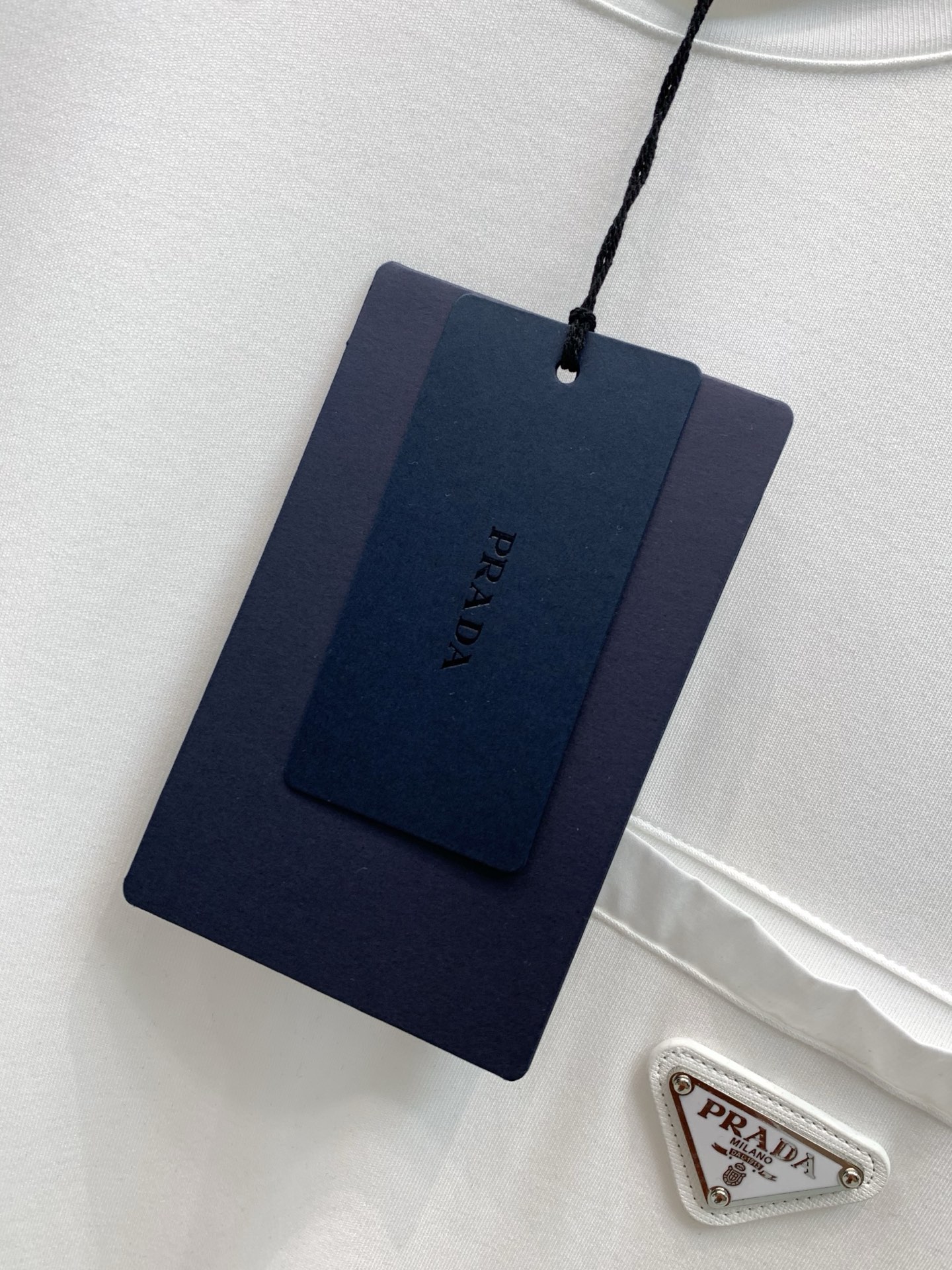 ，PRADA 普拉达，2026早秋最新品，专柜同步有售，时尚休闲圆领长袖T恤，进口原版面料，做工极为复杂，唯一可以做代购