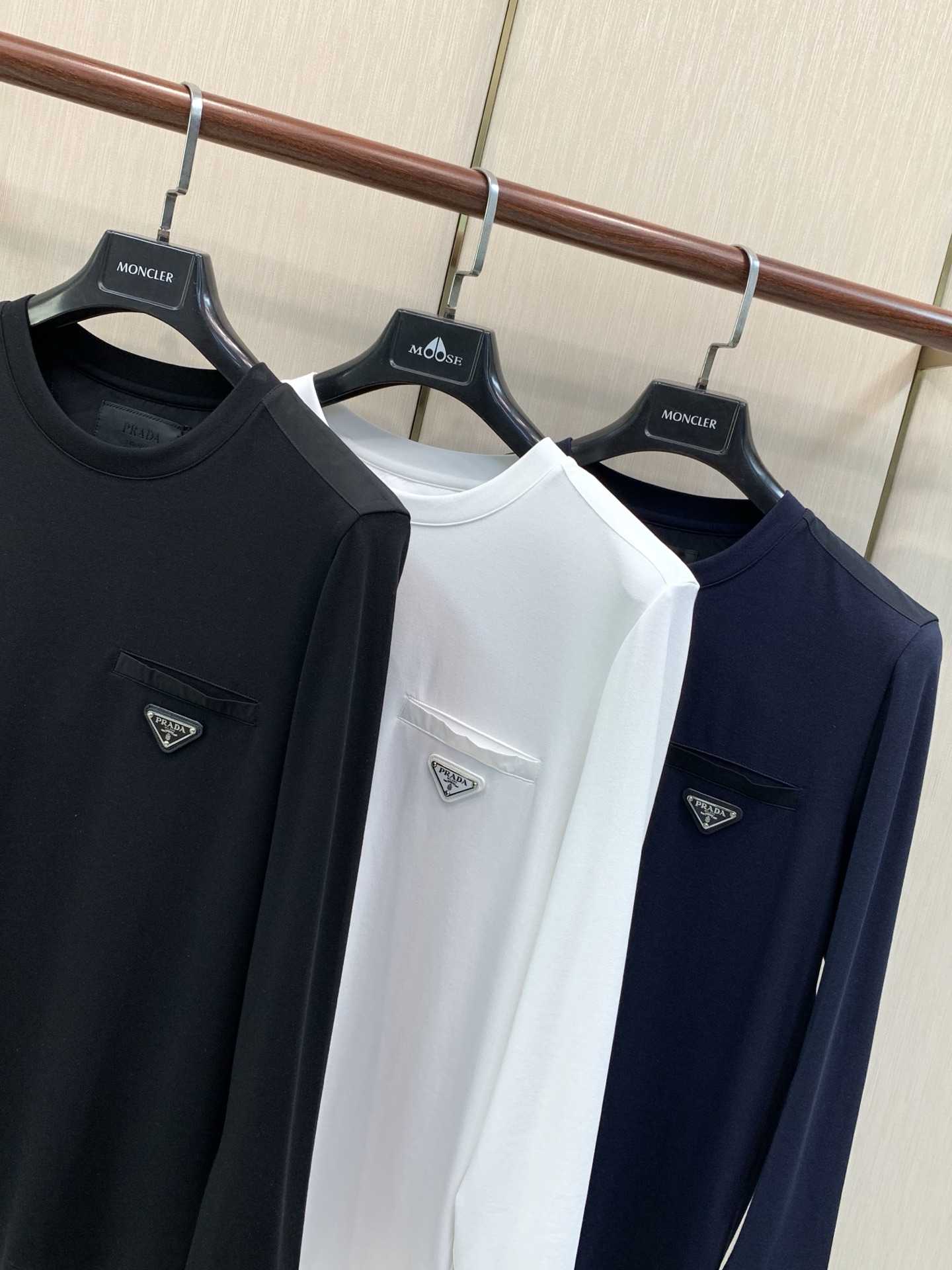 ，PRADA 普拉达，2026早秋最新品，专柜同步有售，时尚休闲圆领长袖T恤，进口原版面料，做工极为复杂，唯一可以做代购