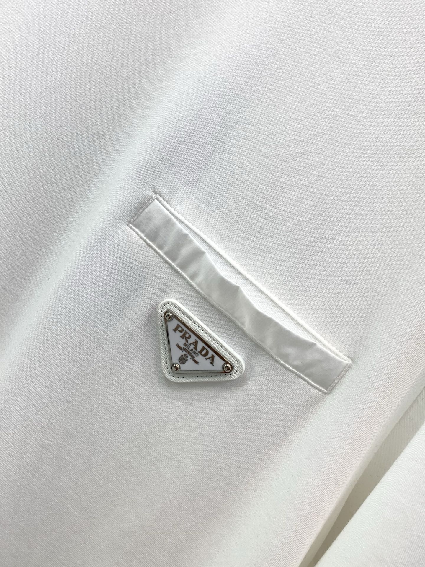 ，PRADA 普拉达，2026早秋最新品，专柜同步有售，时尚休闲圆领长袖T恤，进口原版面料，做工极为复杂，唯一可以做代购