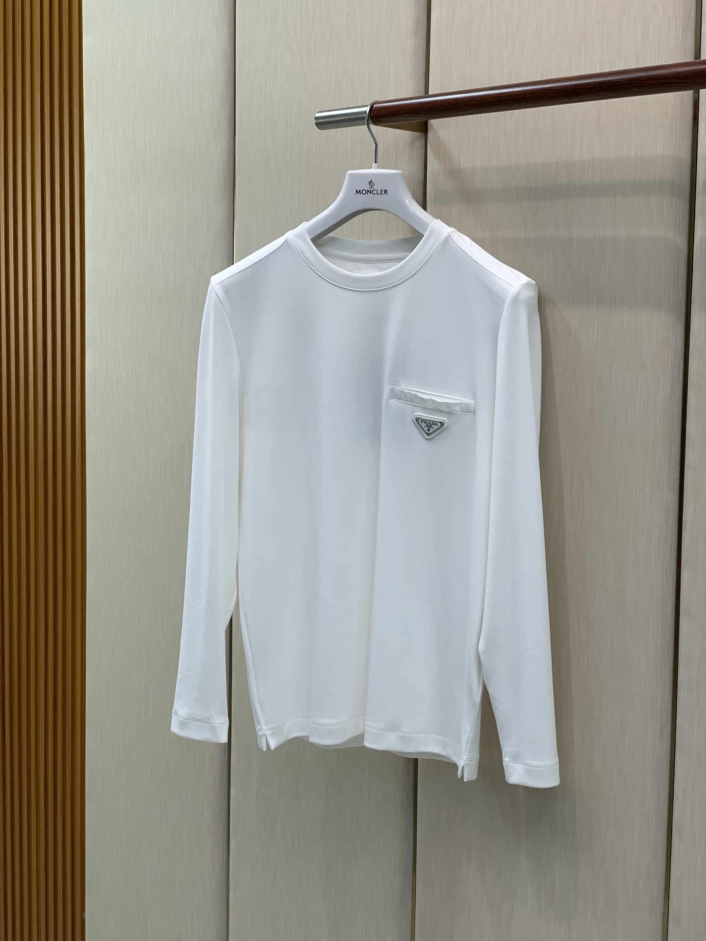 ,PRADA 普拉达,2026早秋最新品,专柜同步有售,时尚休闲圆领长袖T恤,进口原版面料,做工极为复杂,唯一可以做代购 ,PRADA 普拉达,2026早秋最新品,专柜同步有售,时尚休闲圆领长袖T恤,进口原版面料,做工极为复杂,唯一可以做代购