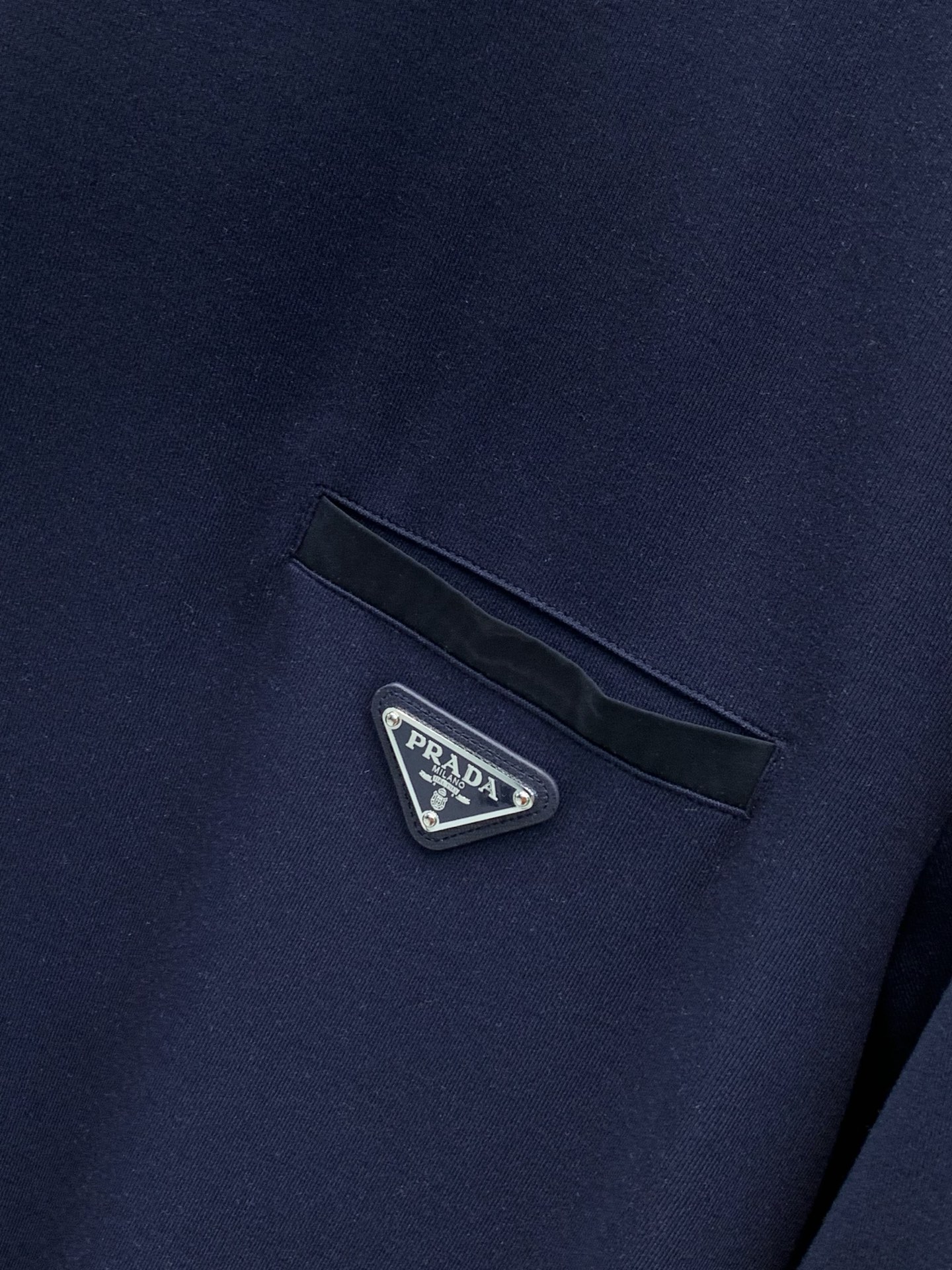 ，PRADA 普拉达，2026早秋最新品，专柜同步有售，时尚休闲圆领长袖T恤，进口原版面料，做工极为复杂，唯一可以做代购