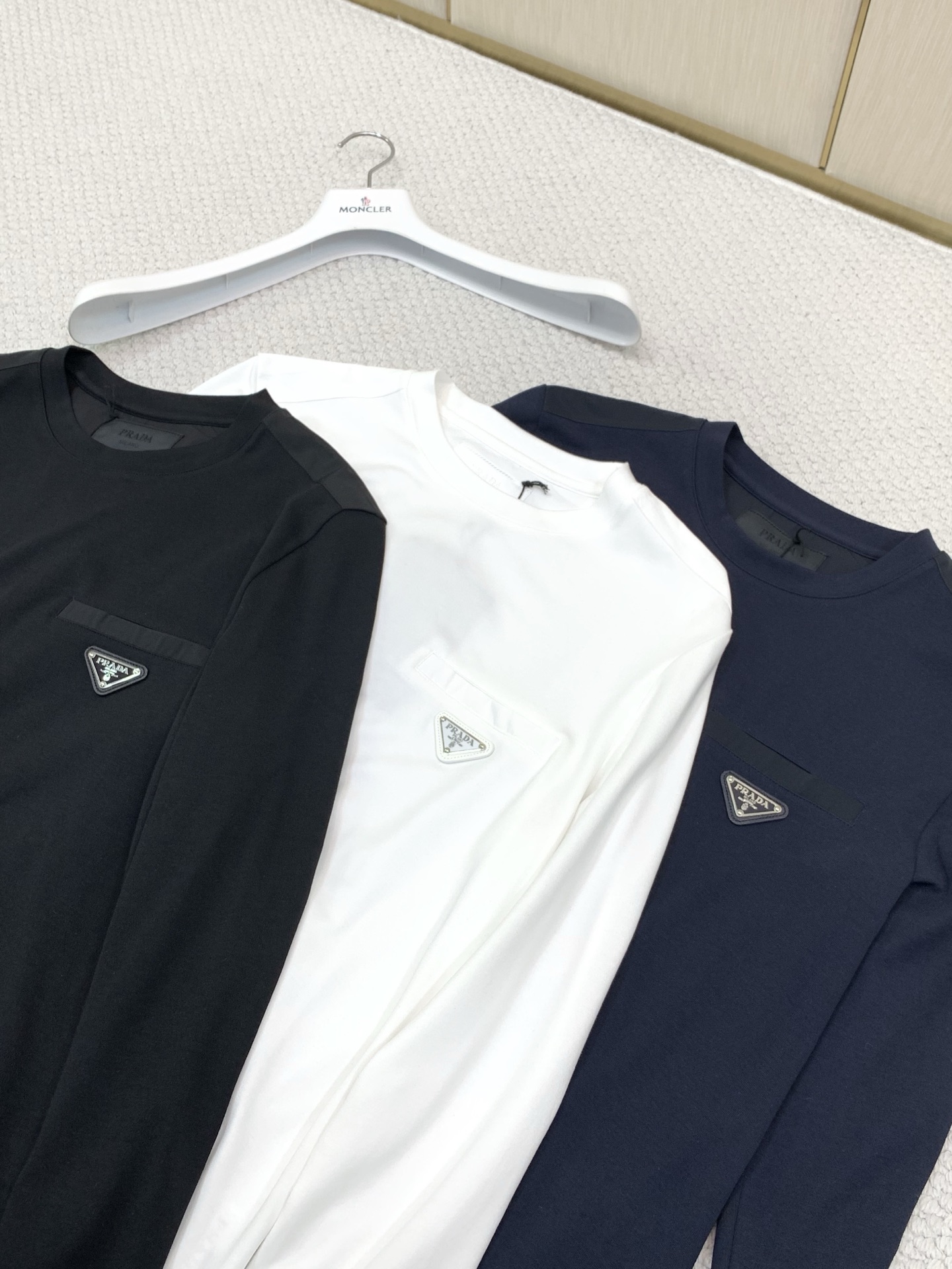 ，PRADA 普拉达，2026早秋最新品，专柜同步有售，时尚休闲圆领长袖T恤，进口原版面料，做工极为复杂，唯一可以做代购