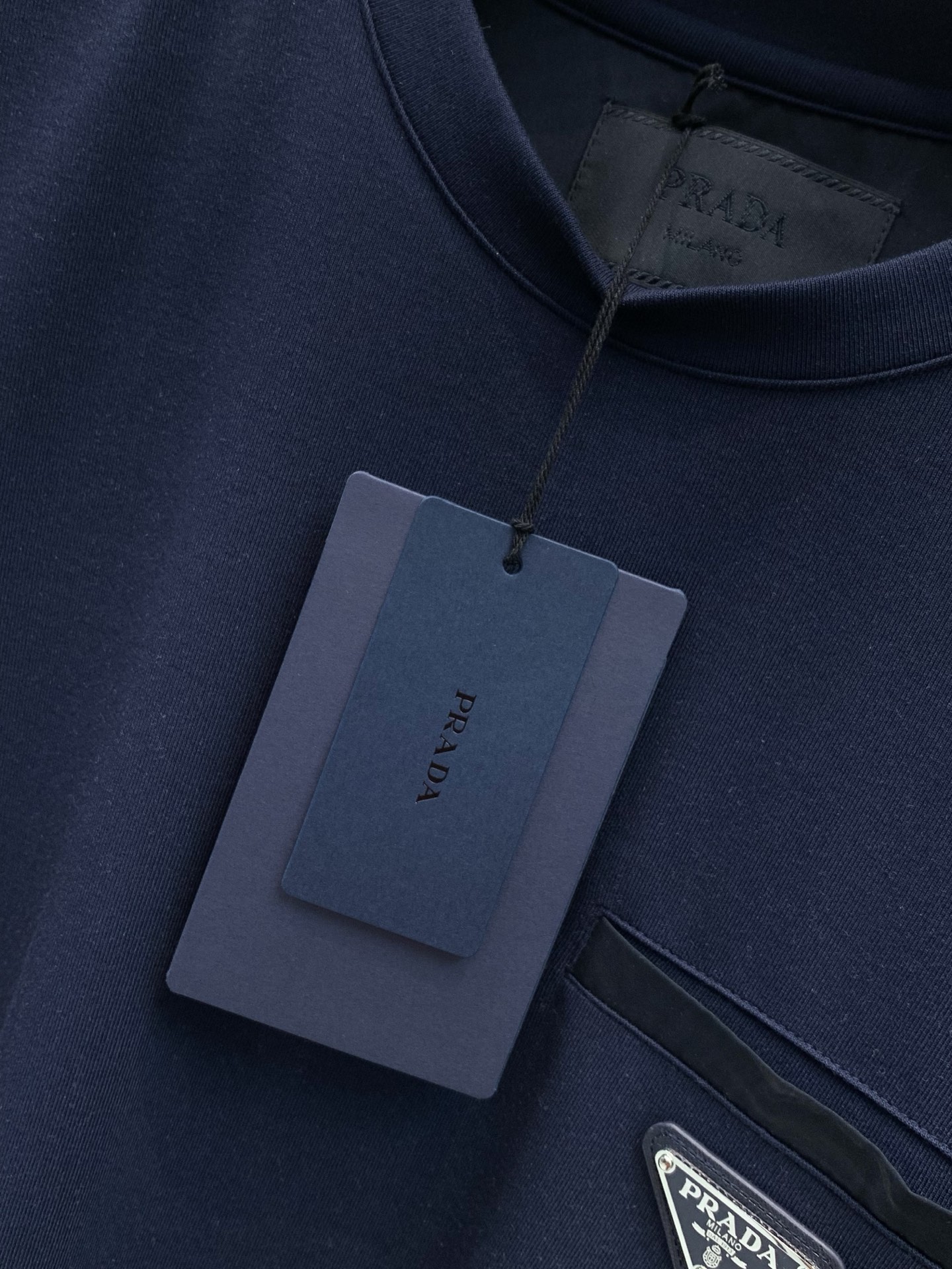，PRADA 普拉达，2026早秋最新品，专柜同步有售，时尚休闲圆领长袖T恤，进口原版面料，做工极为复杂，唯一可以做代购