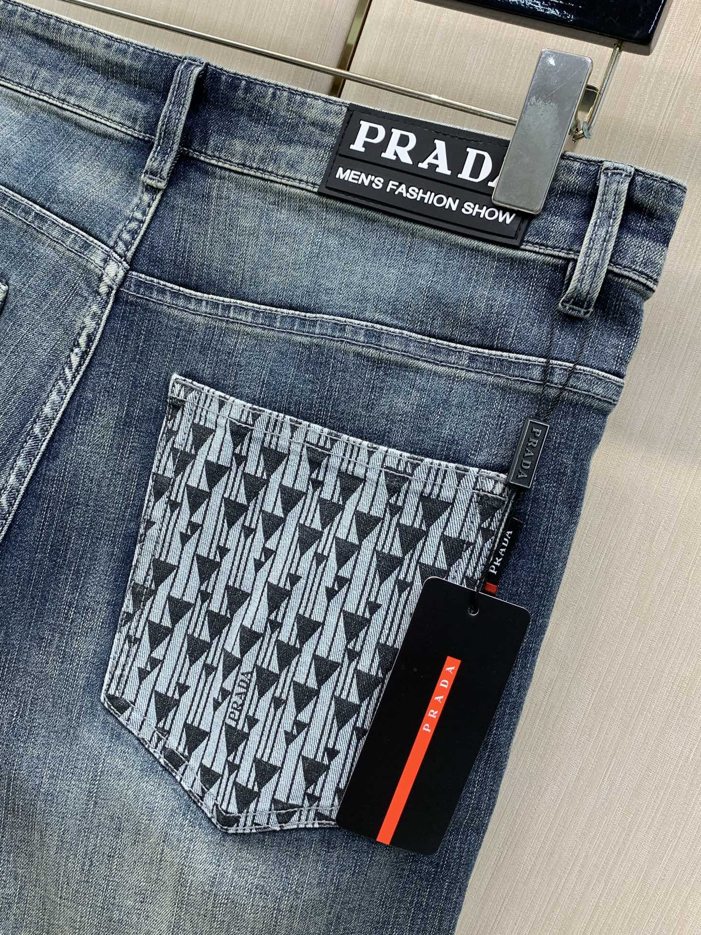 ，PRADA 普拉达，2026早秋最新品，专柜同步有售，原单狠货，时尚休闲水洗牛仔裤，进口原版水洗弹力面料，舒适有弹性，