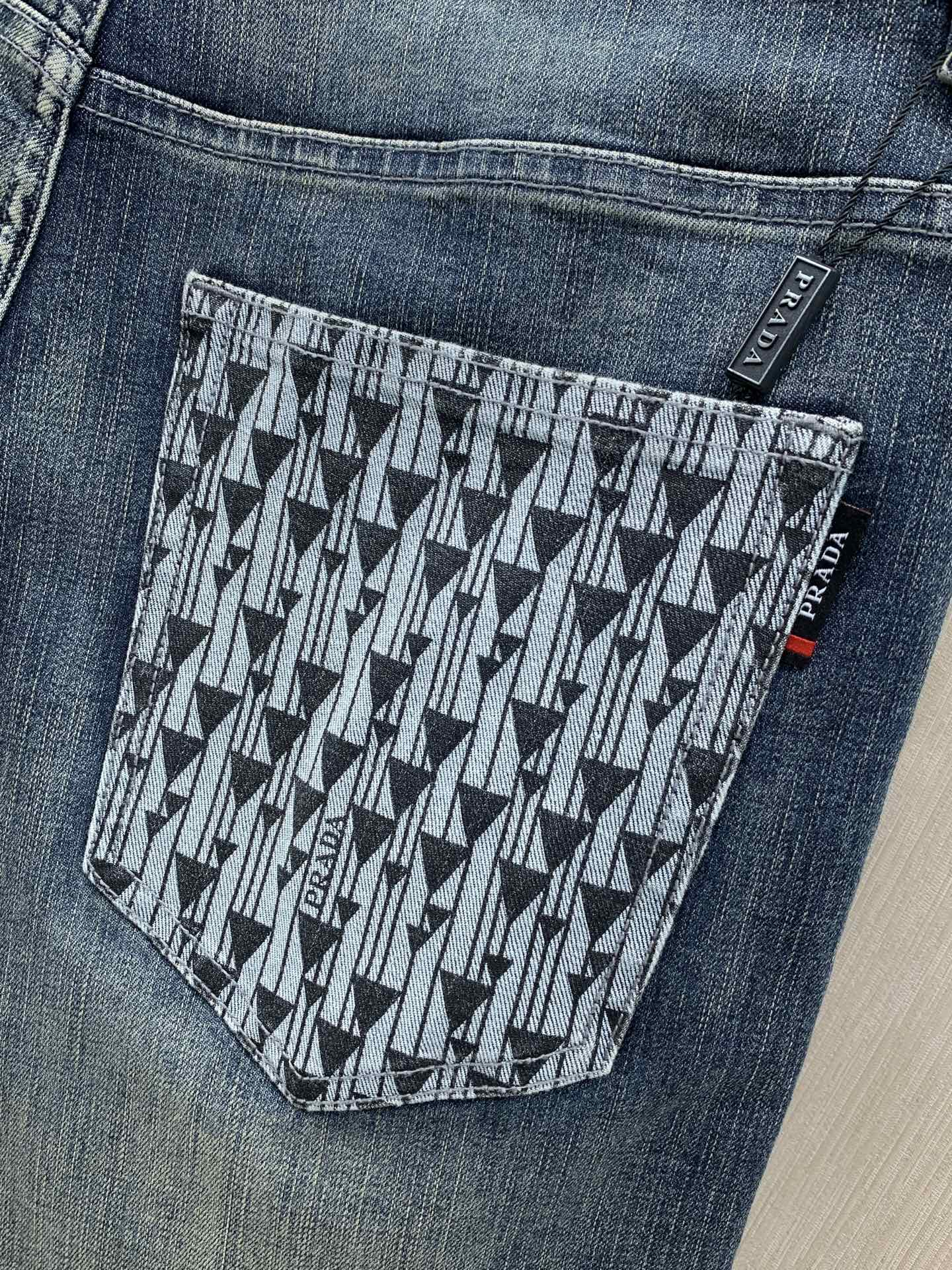 ，PRADA 普拉达，2026早秋最新品，专柜同步有售，原单狠货，时尚休闲水洗牛仔裤，进口原版水洗弹力面料，舒适有弹性，