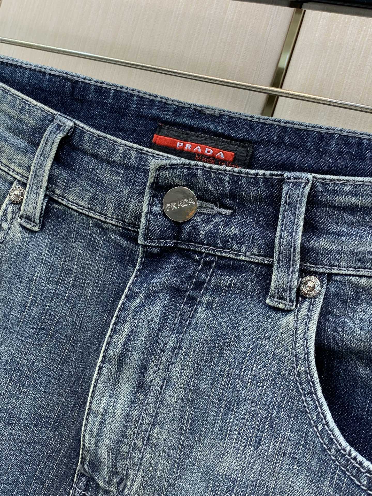 ，PRADA 普拉达，2026早秋最新品，专柜同步有售，原单狠货，时尚休闲水洗牛仔裤，进口原版水洗弹力面料，舒适有弹性，