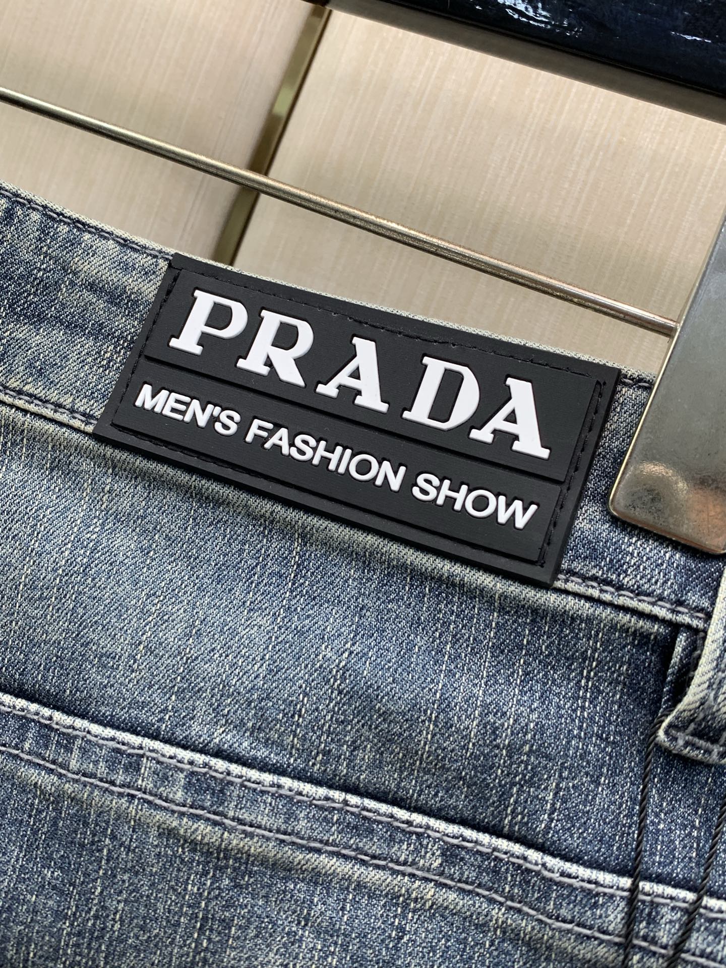 ，PRADA 普拉达，2026早秋最新品，专柜同步有售，原单狠货，时尚休闲水洗牛仔裤，进口原版水洗弹力面料，舒适有弹性，