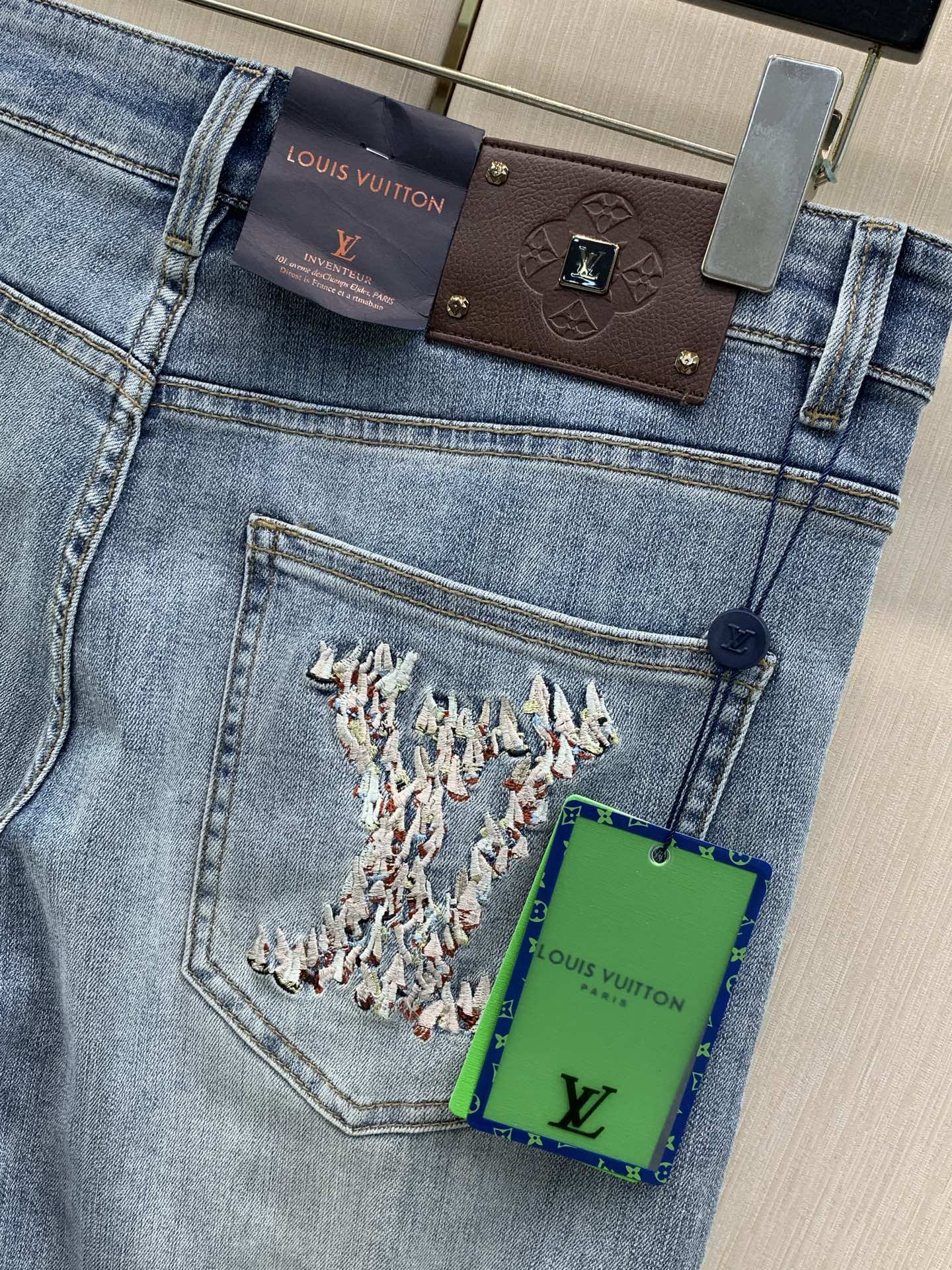 ，LouisVuitton 路易威登，2026早秋最新款，专柜同步有售，原单狠货，时尚休闲水洗牛仔裤，上身很有特点！吸睛