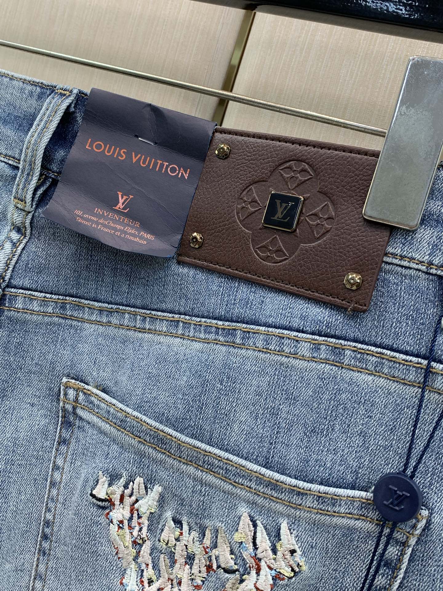 ，LouisVuitton 路易威登，2026早秋最新款，专柜同步有售，原单狠货，时尚休闲水洗牛仔裤，上身很有特点！吸睛