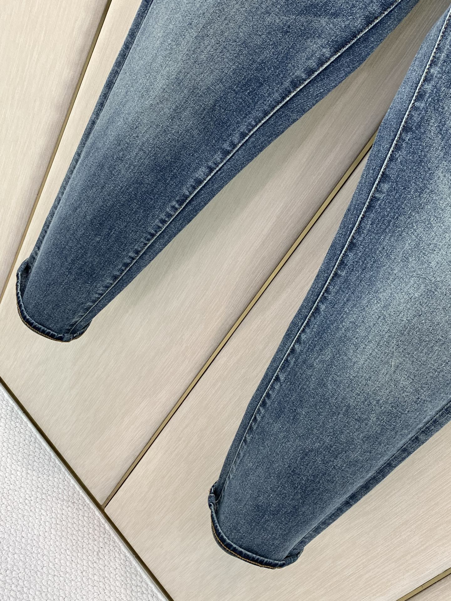 ，LouisVuitton 路易威登，2026早秋最新款，专柜同步有售，原单狠货，时尚休闲水洗牛仔裤，上身很有特点！吸睛