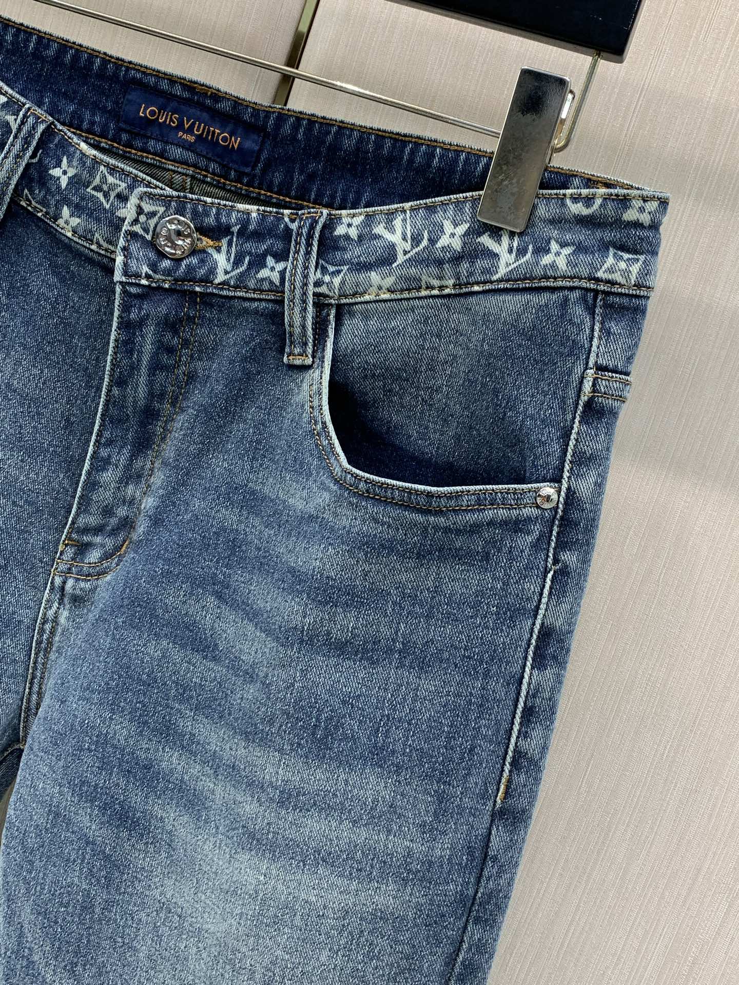 ，LouisVuitton 路易威登，2026早秋最新款，专柜同步有售，原单狠货，时尚休闲水洗牛仔裤，上身很有特点！吸睛