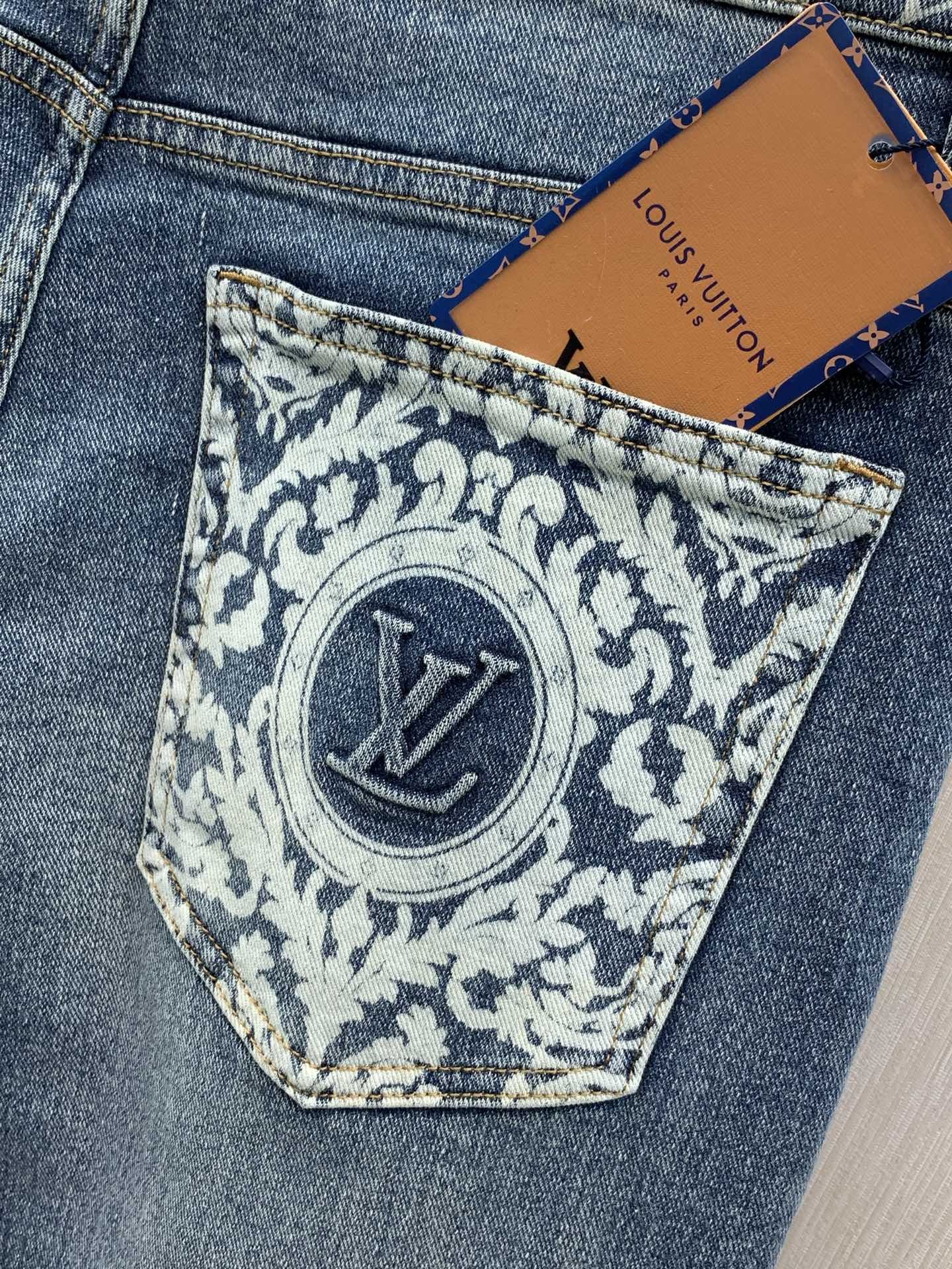 ，LouisVuitton 路易威登，2026早秋最新款，专柜同步有售，原单狠货，时尚休闲水洗牛仔裤，上身很有特点！吸睛