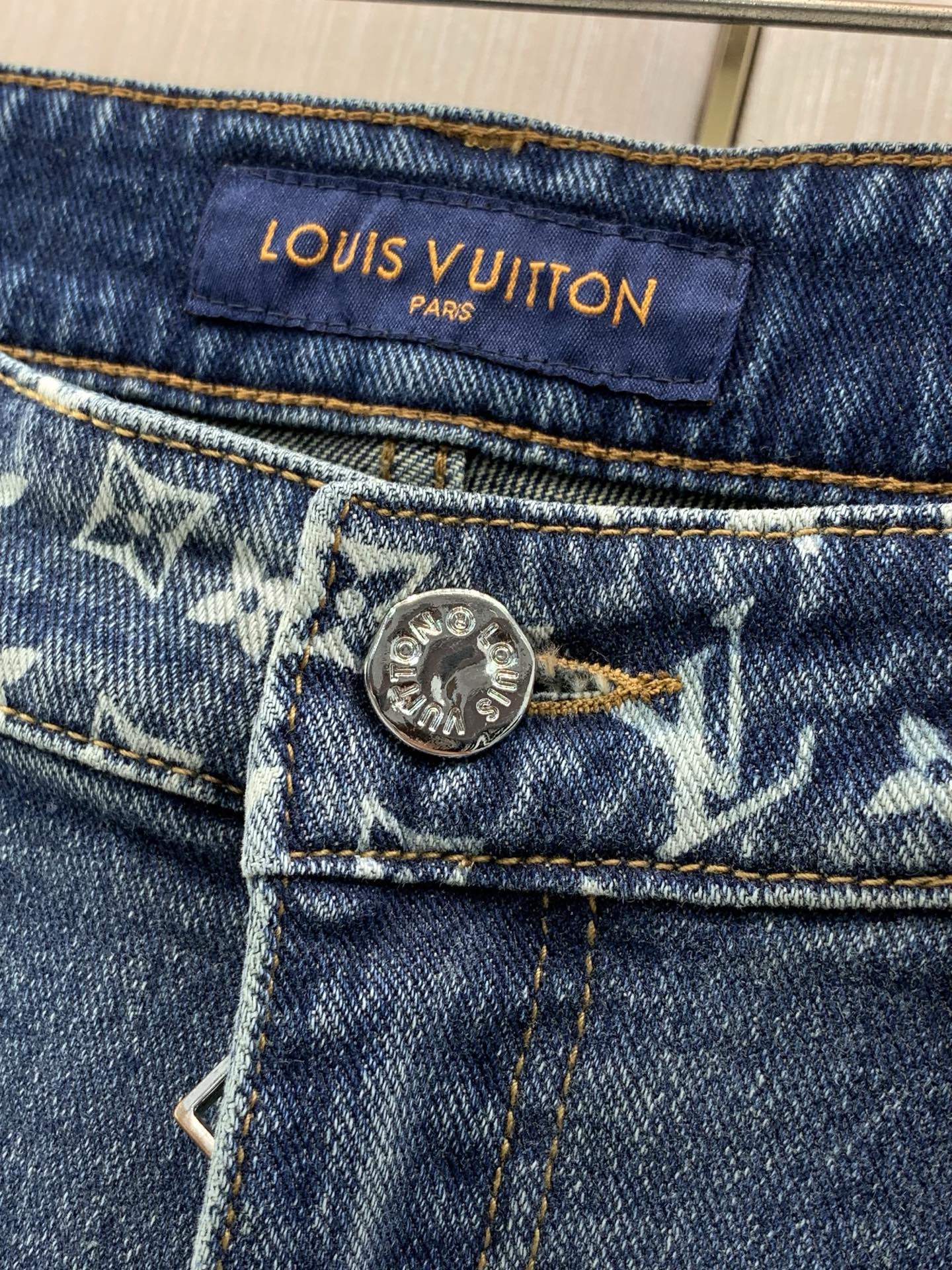 ，LouisVuitton 路易威登，2026早秋最新款，专柜同步有售，原单狠货，时尚休闲水洗牛仔裤，上身很有特点！吸睛