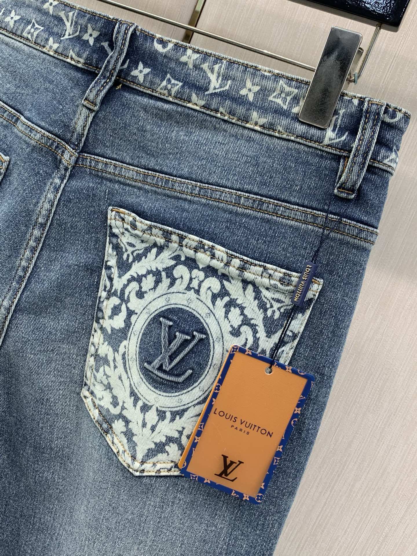 ，LouisVuitton 路易威登，2026早秋最新款，专柜同步有售，原单狠货，时尚休闲水洗牛仔裤，上身很有特点！吸睛