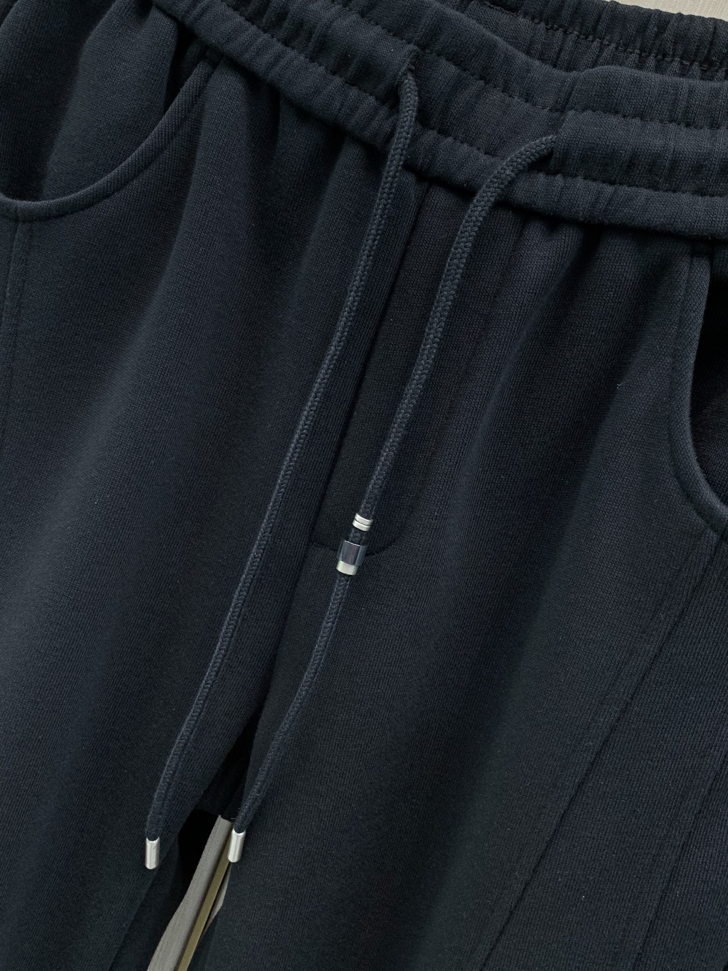 ，Balenciaga 巴黎世家，2026秋季最新品，专柜同步有售，原单狠货，时尚休闲裤，进口原版面料，舒适有弹性，顶级