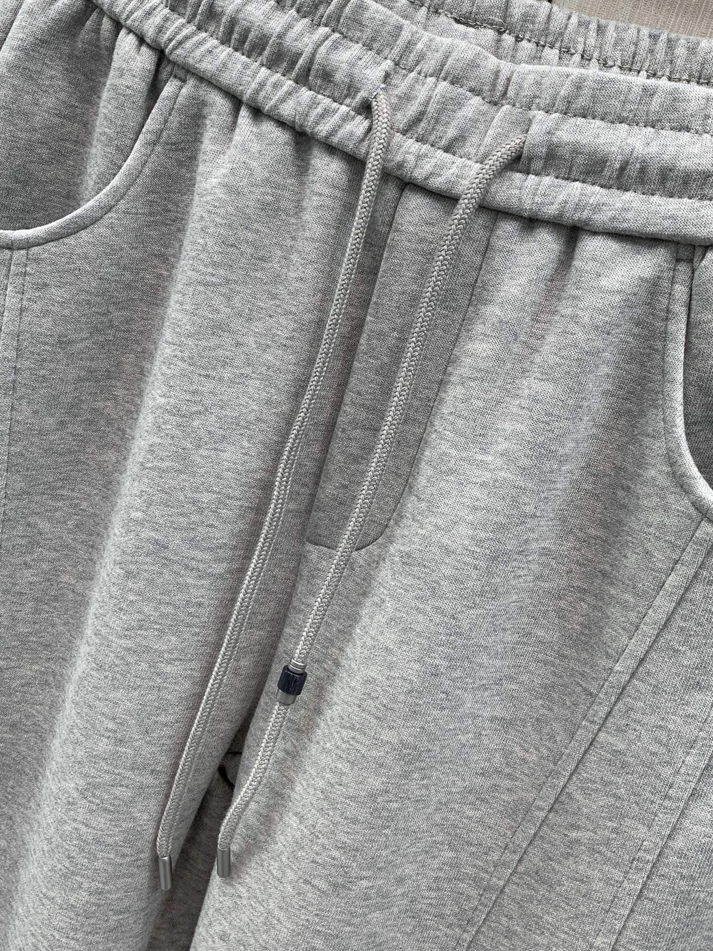，Balenciaga 巴黎世家，2026秋季最新品，专柜同步有售，原单狠货，时尚休闲裤，进口原版面料，舒适有弹性，顶级