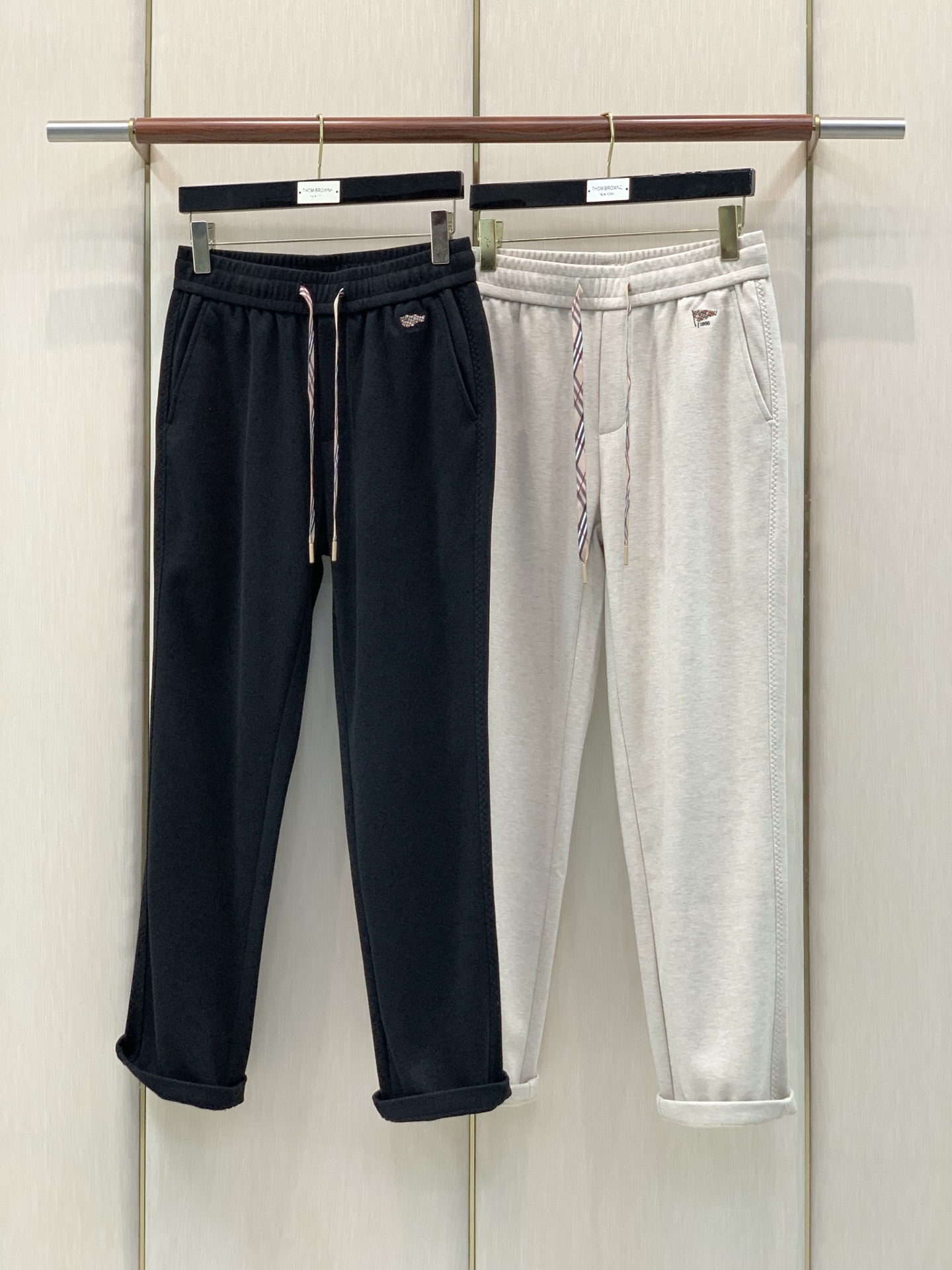 ，Burberry 巴宝莉，2026秋季最新品，专柜同步有售，原单狠货，时尚休闲裤，进口原版面料，上身舒适透气，顶级刺绣