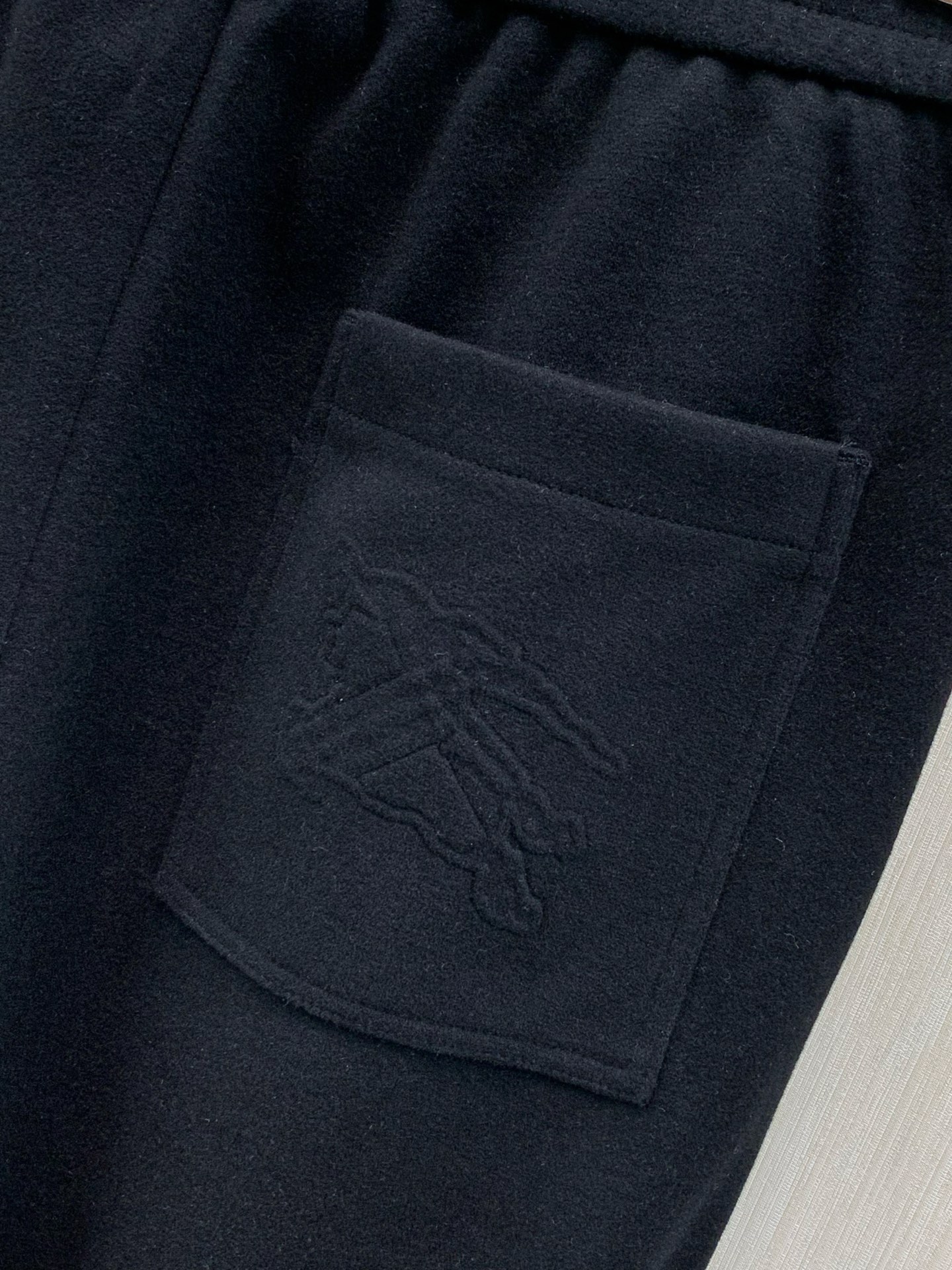 ，Burberry 巴宝莉，2026秋季最新品，专柜同步有售，原单狠货，时尚休闲裤，进口原版面料，上身舒适透气，顶级刺绣